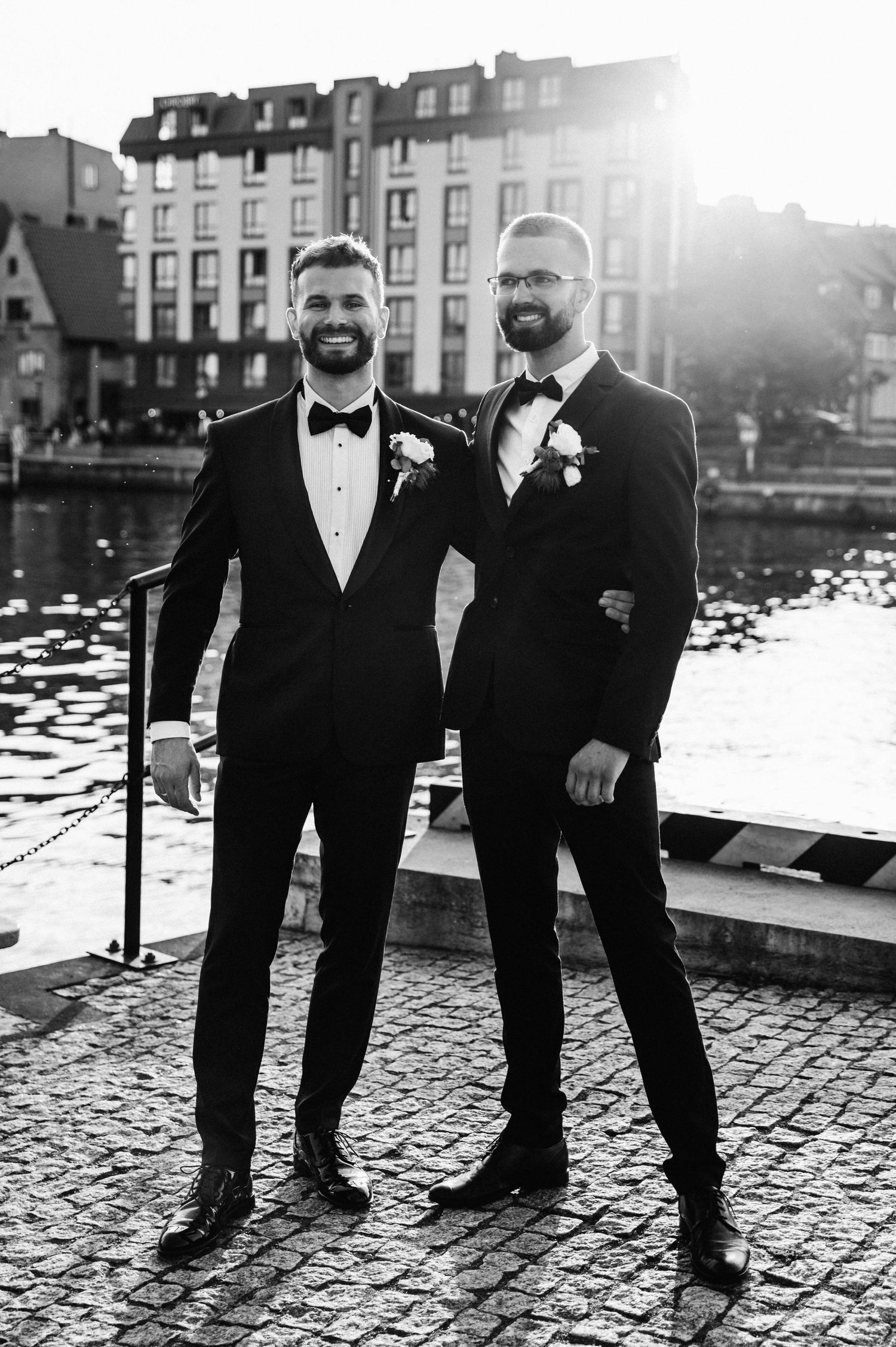 Grupowe zdjęcia po ceremonii – naturalne ujęcia z przyjaciółmi nad rzeką