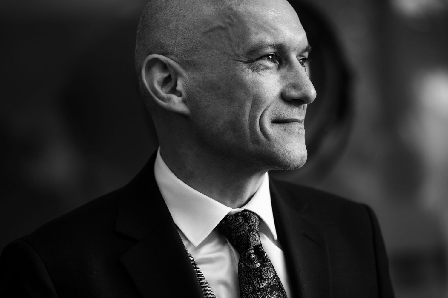 Czarno-biały portret wzruszonego taty Panny Młodej.