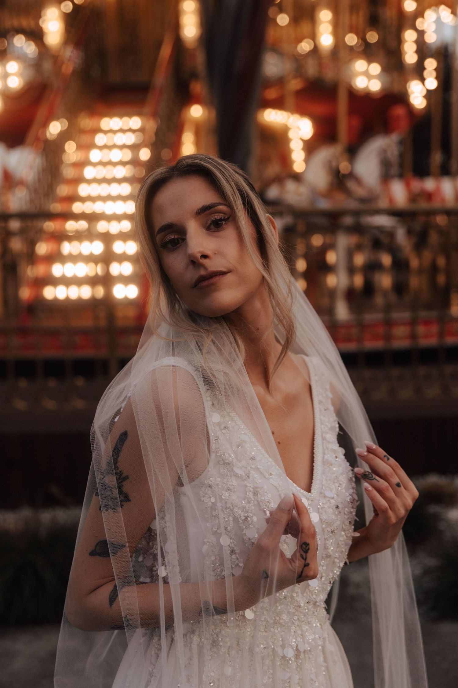 Portret panny młodej na tle karuzeli w Gdańsku, edytorial, fashion wedding.