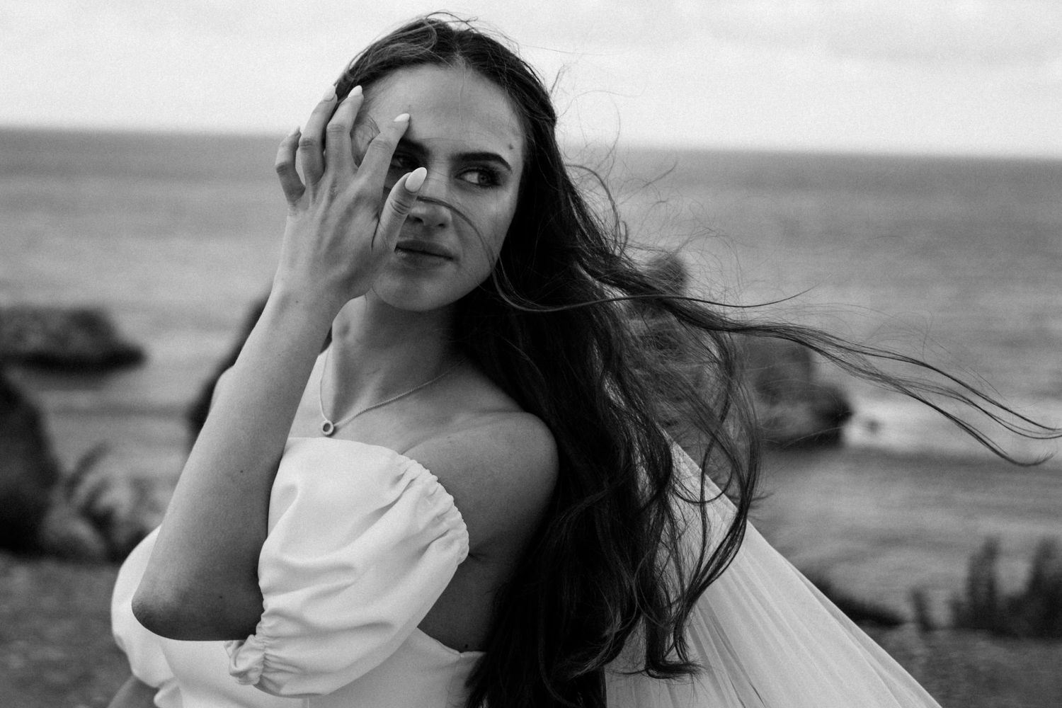 Portret panny młodej w wietrzny dzień nad morzem – czarno-białe zdjęcie, fotograf Sycylia