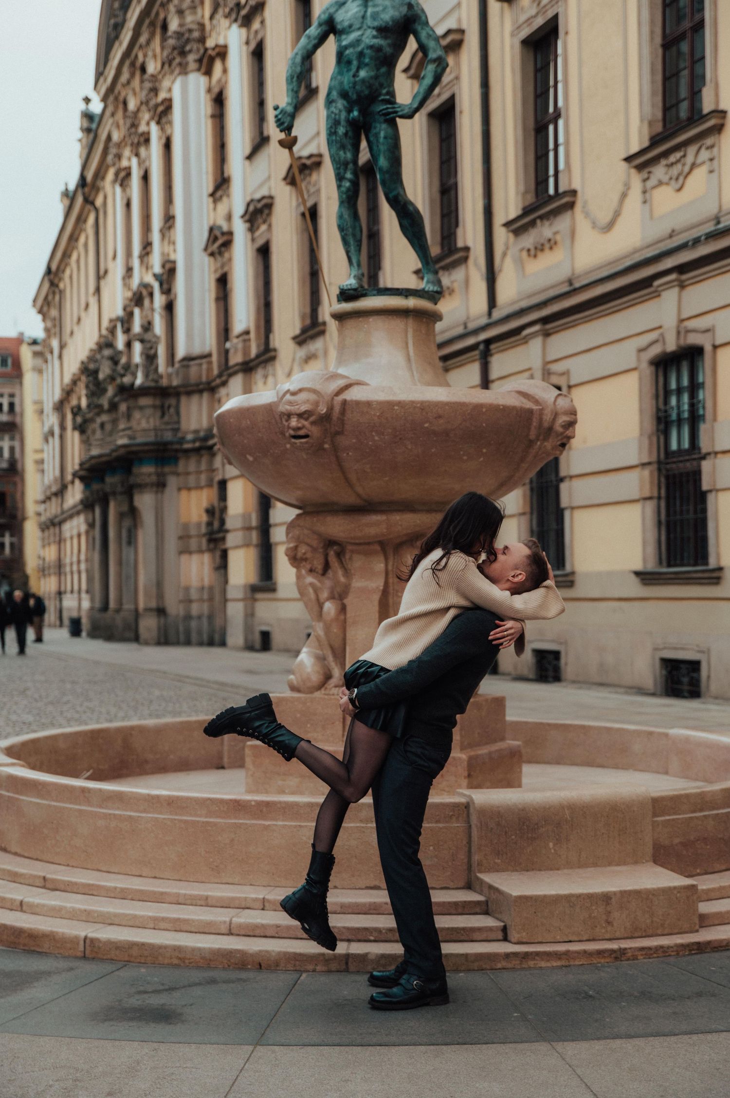 Sesja przy fontannie we Wrocławiu – romantyczny moment zakochanych w sercu miasta