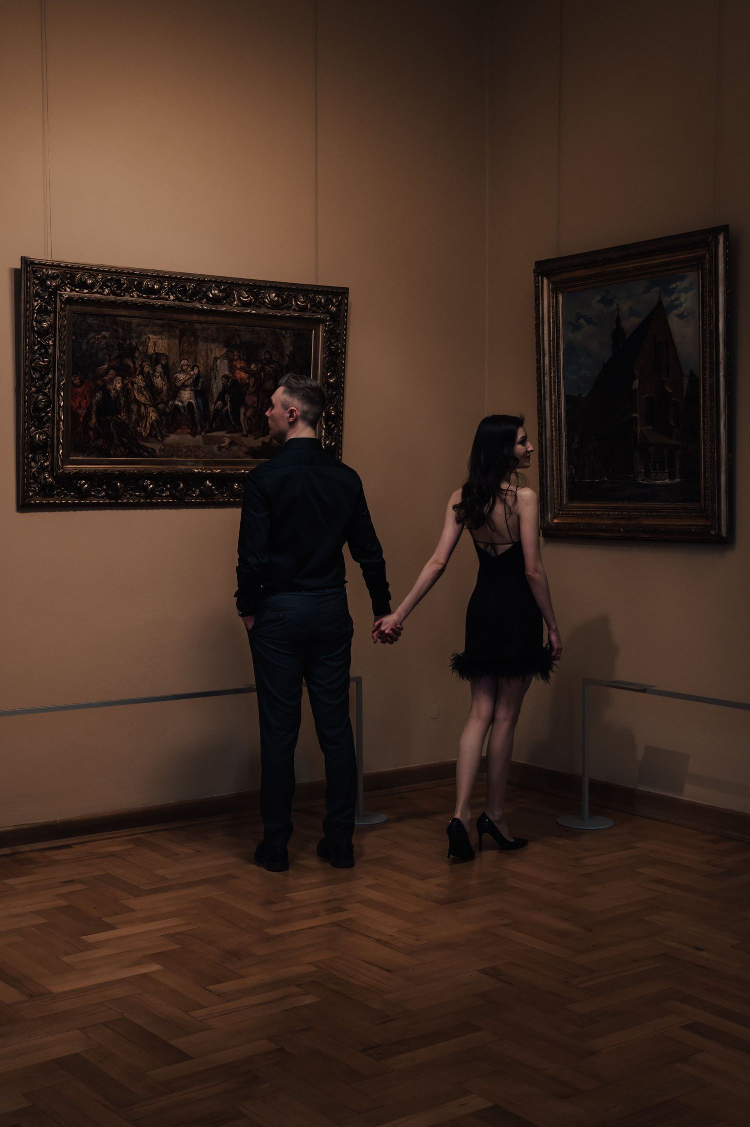 Elegancka sesja narzeczeńska w klasycznym wnętrzu muzeum we Wrocławiu
