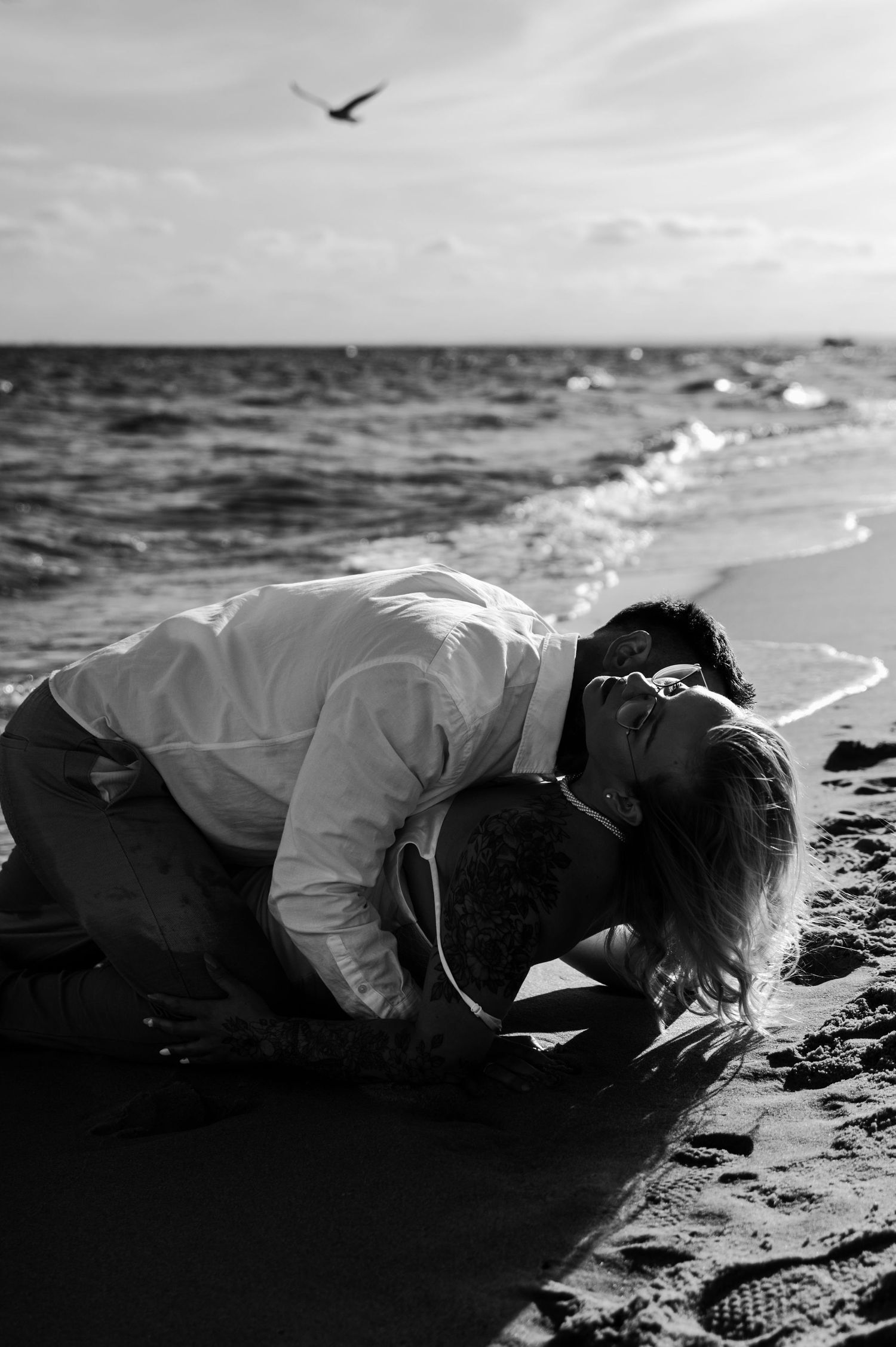 Emocjonalna sesja poślubna na plaży w wodzie – fotografia ślubna z nutą sensualności