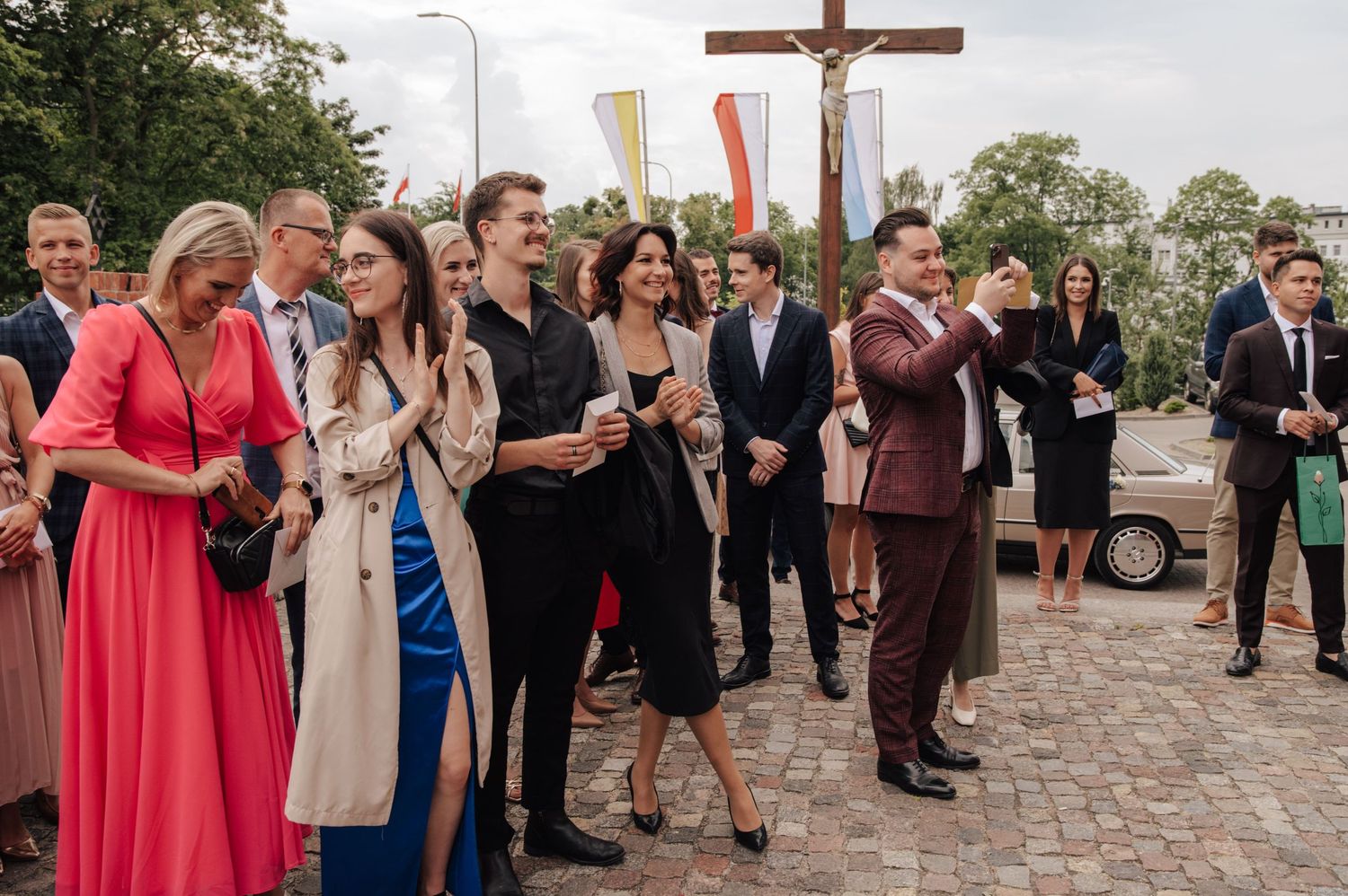 Ślubne życzenia – ciepłe gesty i naturalne uśmiechy w obiektywie