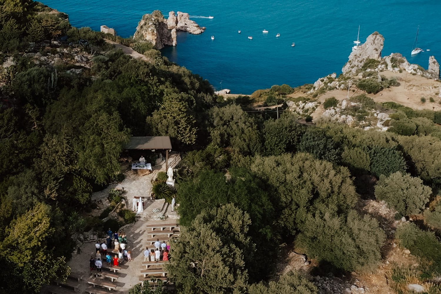Fotografia z góry – ślub na tle błękitu morza i zieleni wzgórz Scopello, Tonnara di Scopello