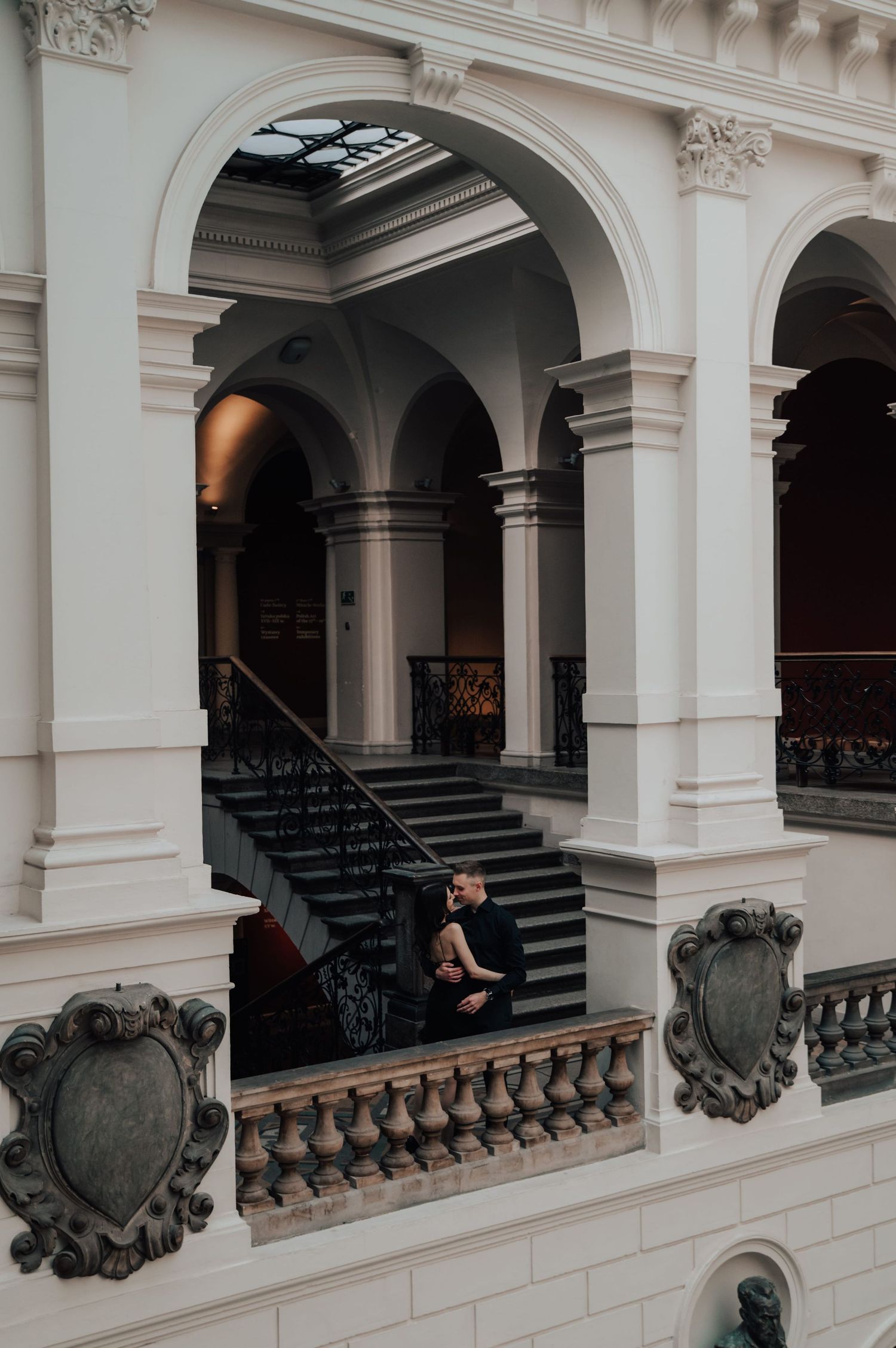 Fotograficzna sesja w muzeum – Wrocław, sztuka, bliskość i ponadczasowość