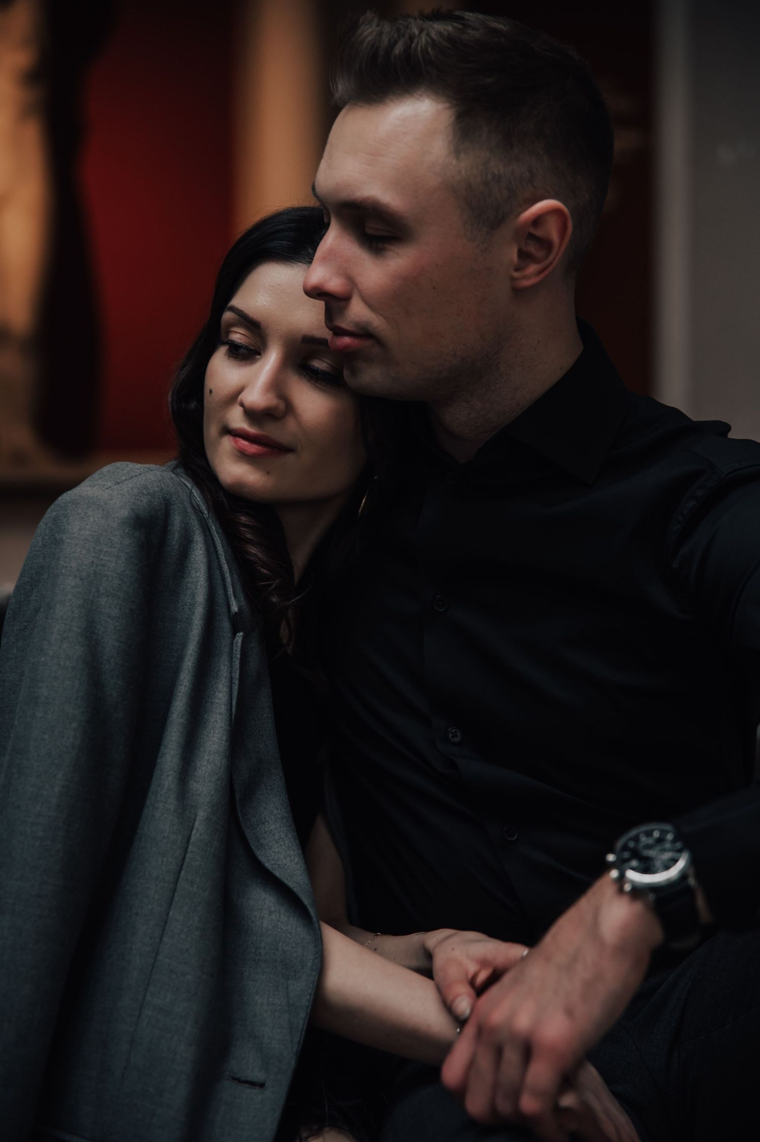 Zdjęcia z sesji w muzeum – narzeczeni w eleganckich wnętrzach we Wrocławiu
