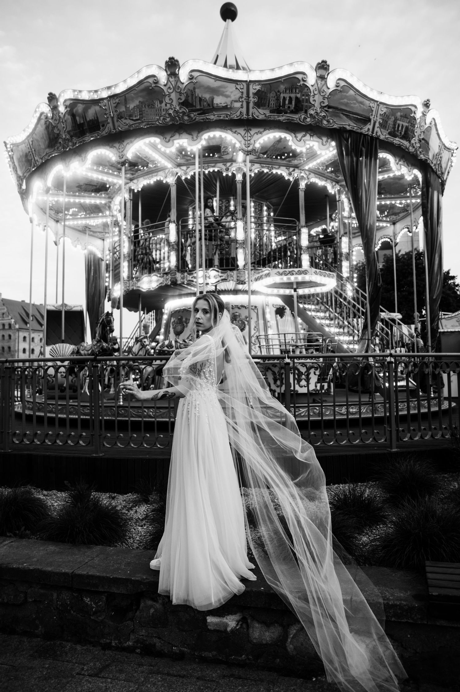 Fotografia ślubna z karuzelą – bajkowy klimat sesji Dominiki i Pawła