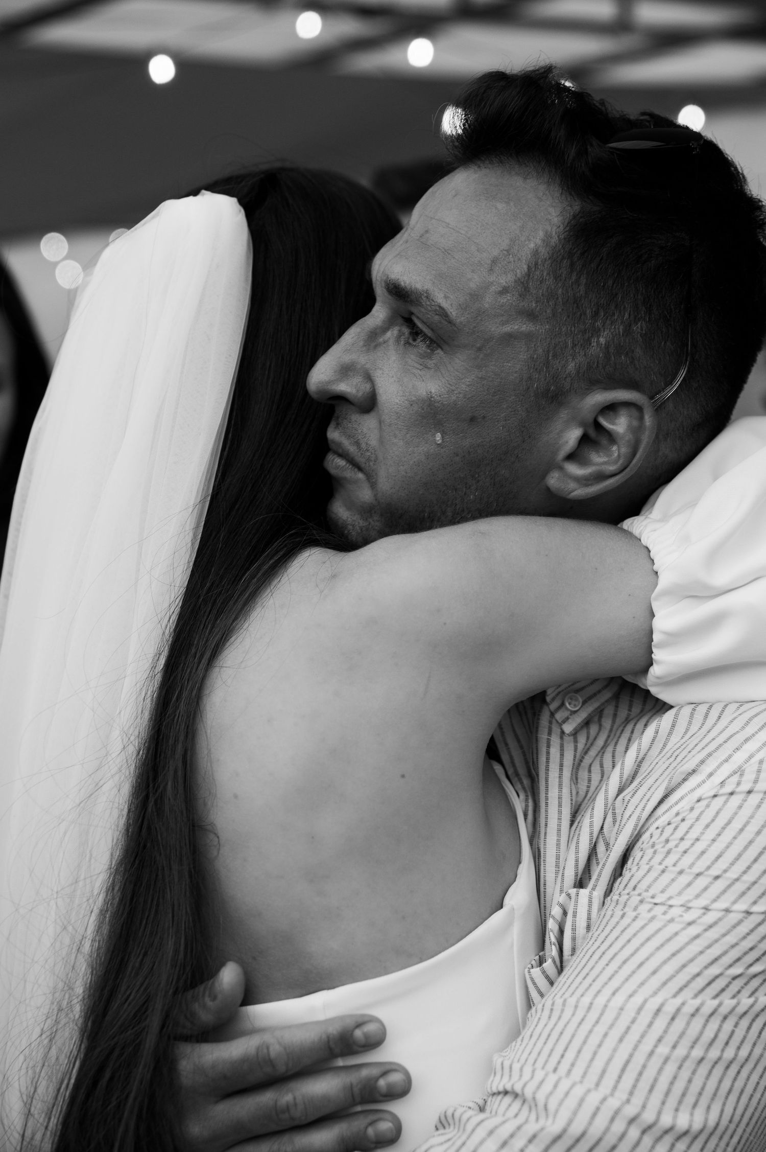 Łza spływająca po policzku podczas życzeń – emocjonalna chwila podczas sycylijskiego przyjęcia ślubnego