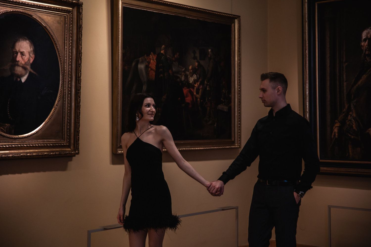 Elegancka sesja narzeczeńska na tle monumentalnych obrazów