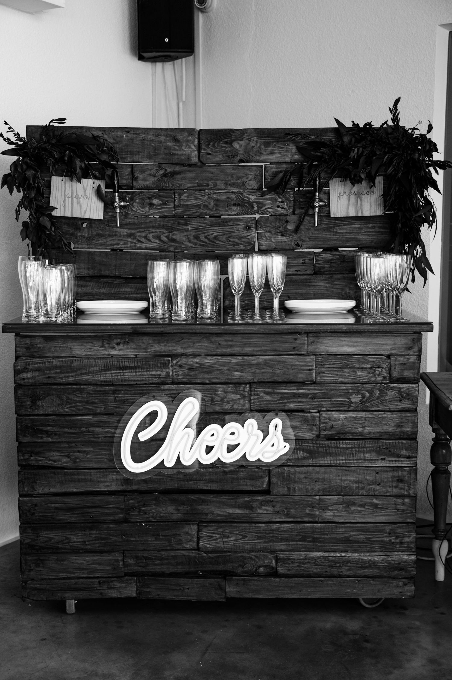 Drewniany bar weselny z napisem neonowym 'Cheers' i kieliszkami do prosecco. Willa Słoneczna w Dębowcu.