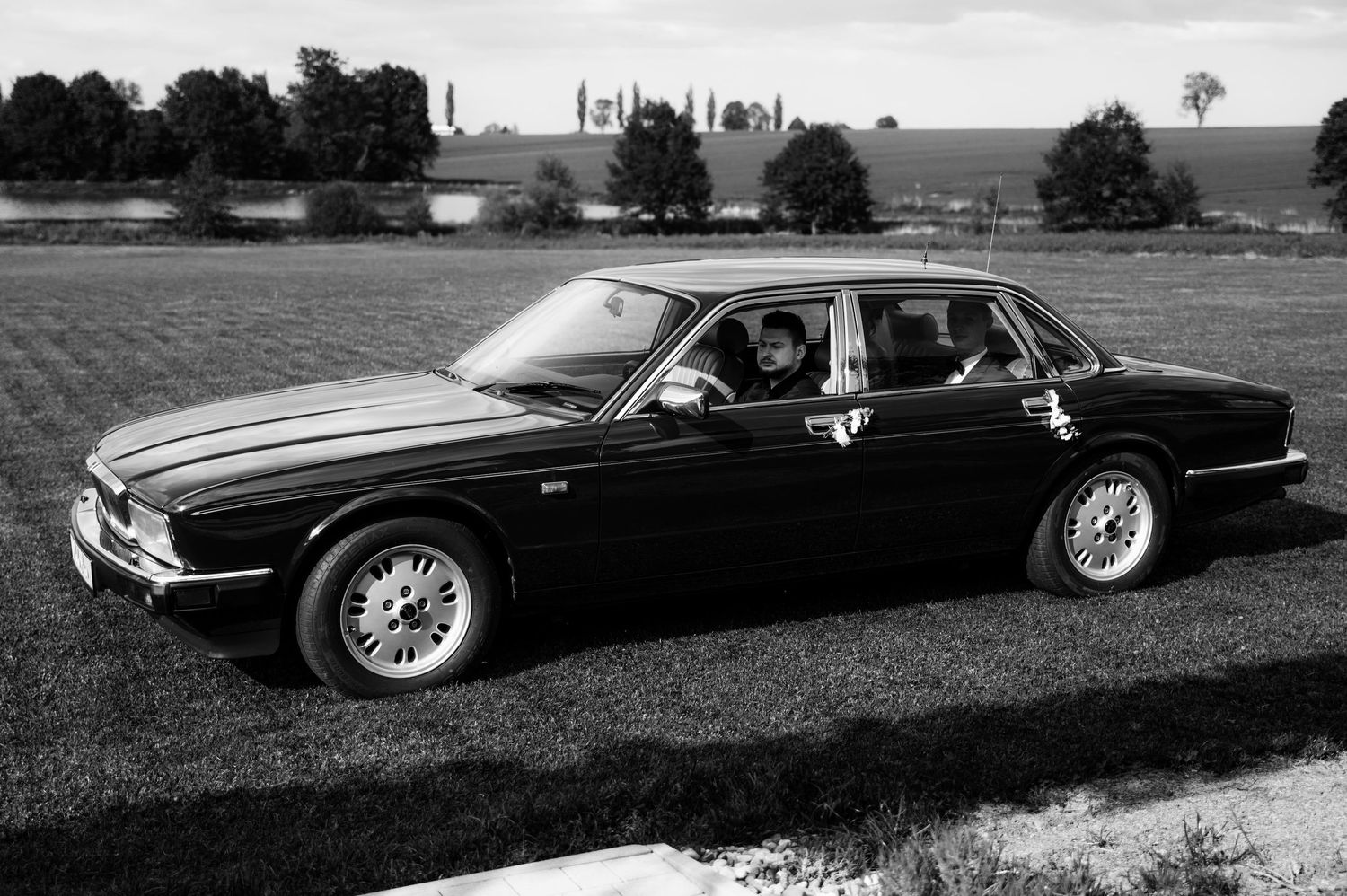 Stylowy ślubny klasyk – Jaguar jako elegancki dodatek do luksusowego reportażu.