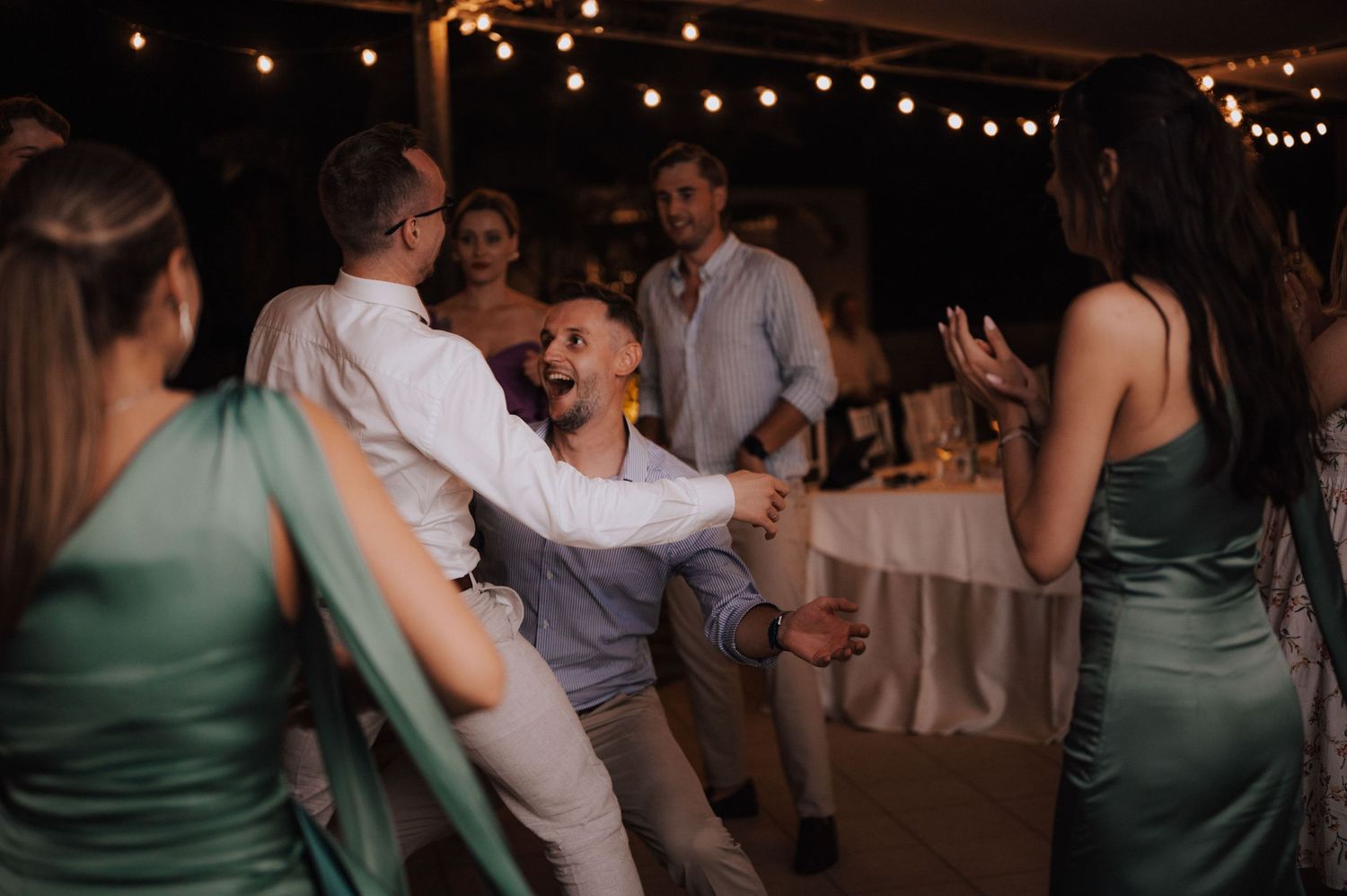 Goście weselni w tańcu w White Villa, Alcamo na Sycylii