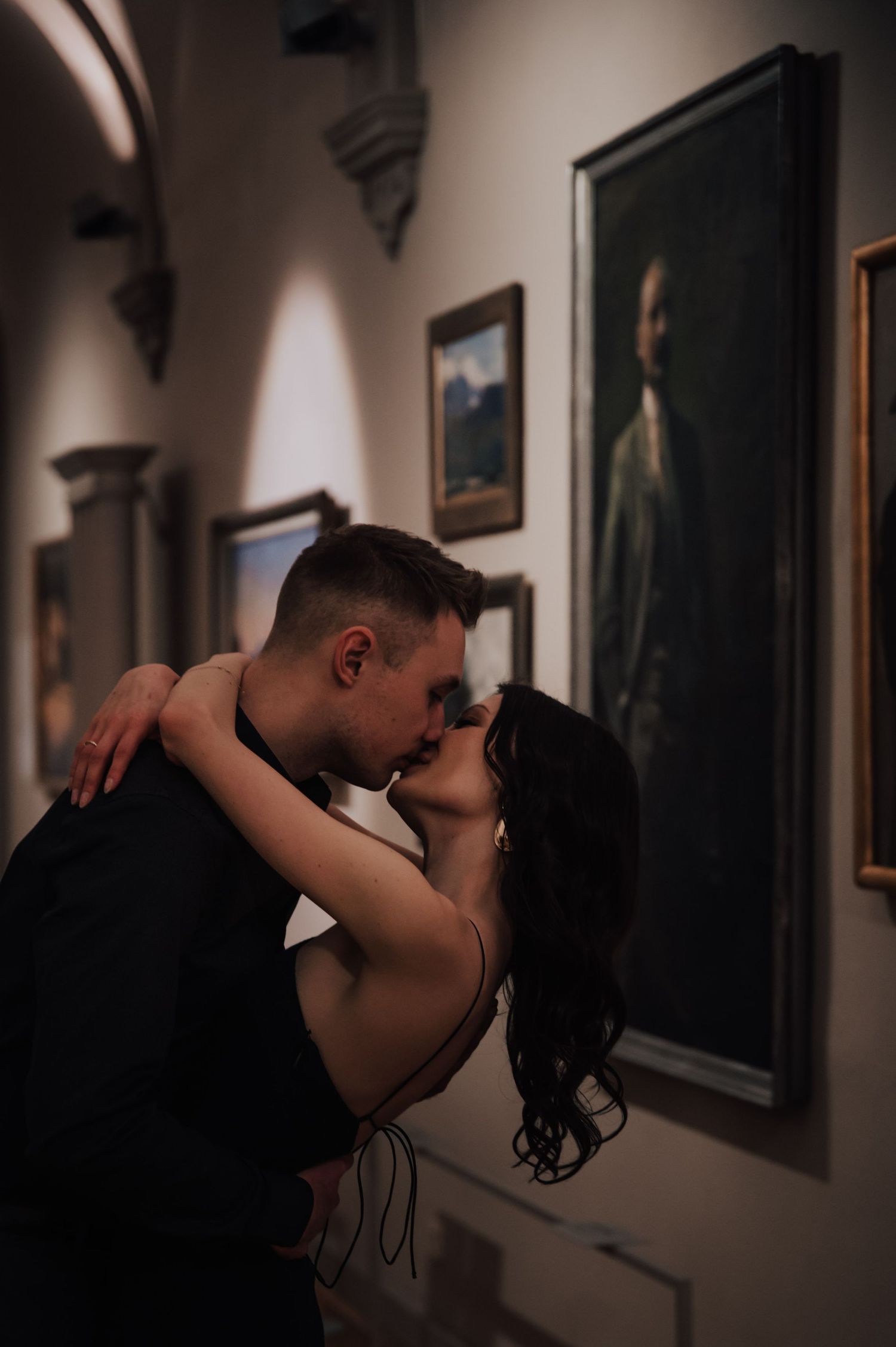 Intymny moment między zakochanymi w przestrzeni galerii muzealnej
