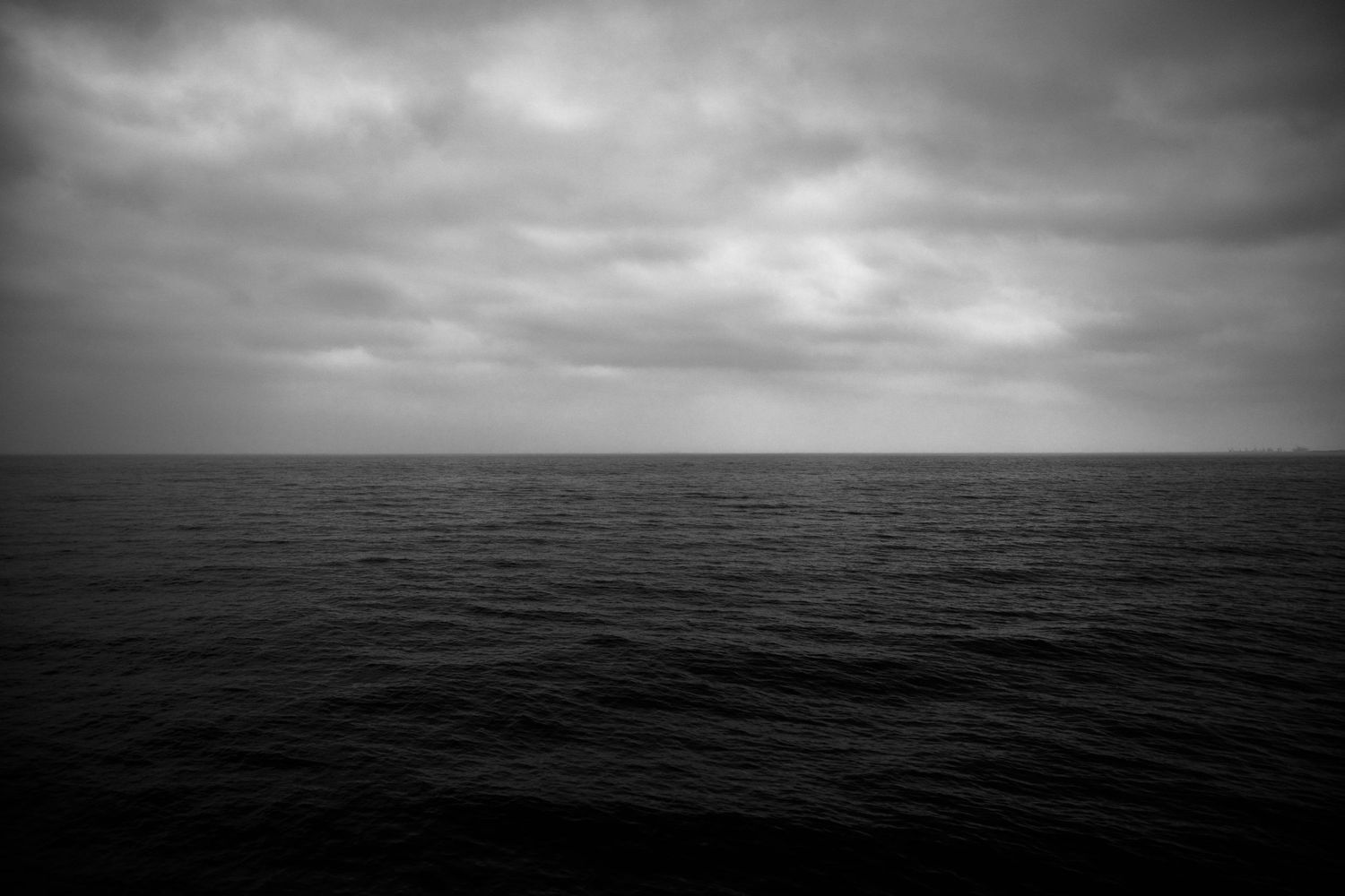 Czarno-biała fotografia Morza Bałtyckiego, artystyczna fotografia krajobrazowa.