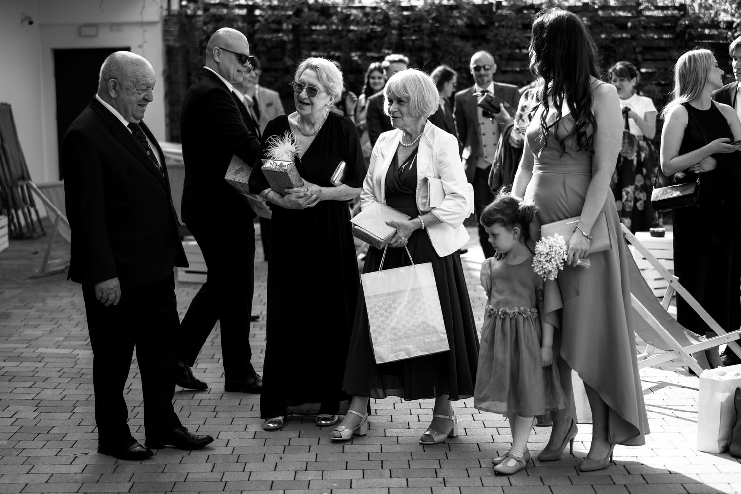 Powitanie gości przed ceremonią ślubną w Willi Słonecznej – momenty uchwycone w czarno-białym reportażu.