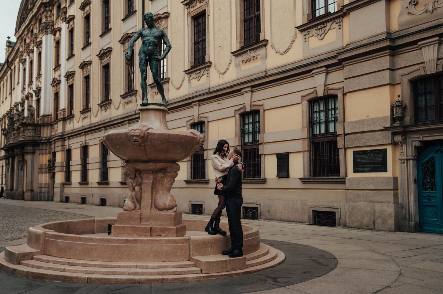 Sesja przy fontannie Wrocław – romantyczne kadry z miejskim charakterem