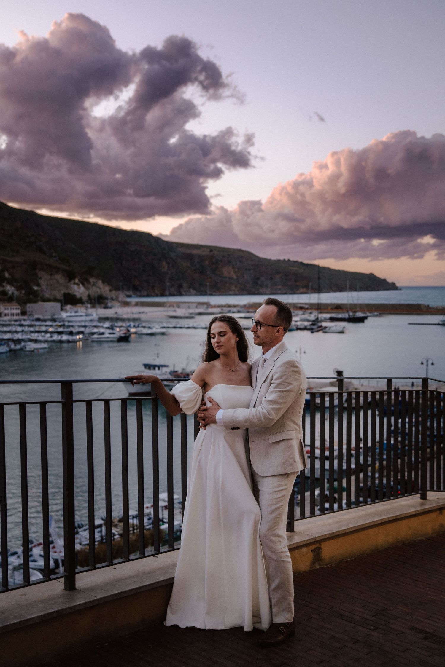 Ślubna sesja w porcie Castellammare del Golfo – elegancja i śródziemnomorski klimat