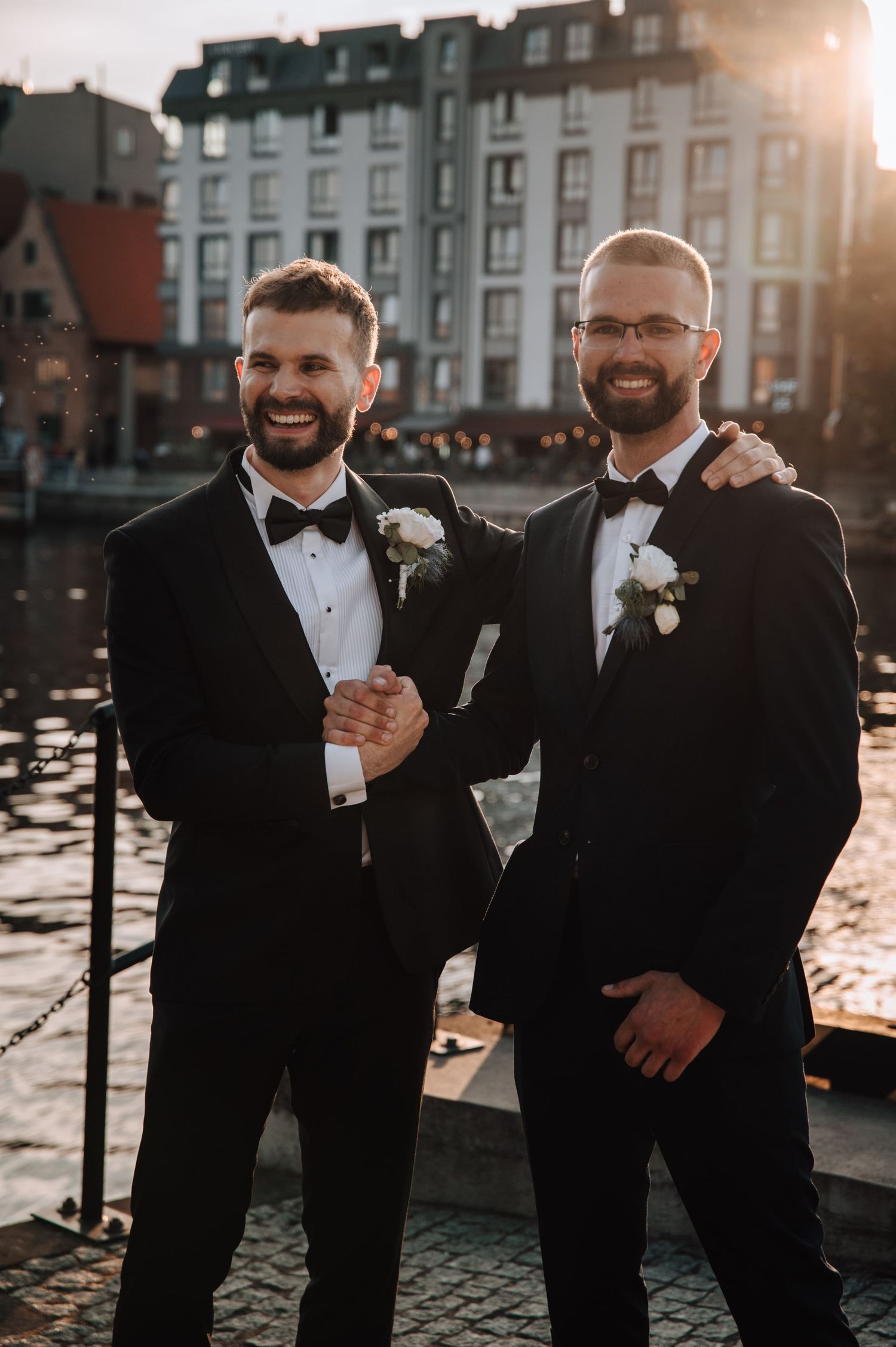 Ślubne portrety grupowe w plenerze – luz, śmiech i bliscy wokół Pary Młodej