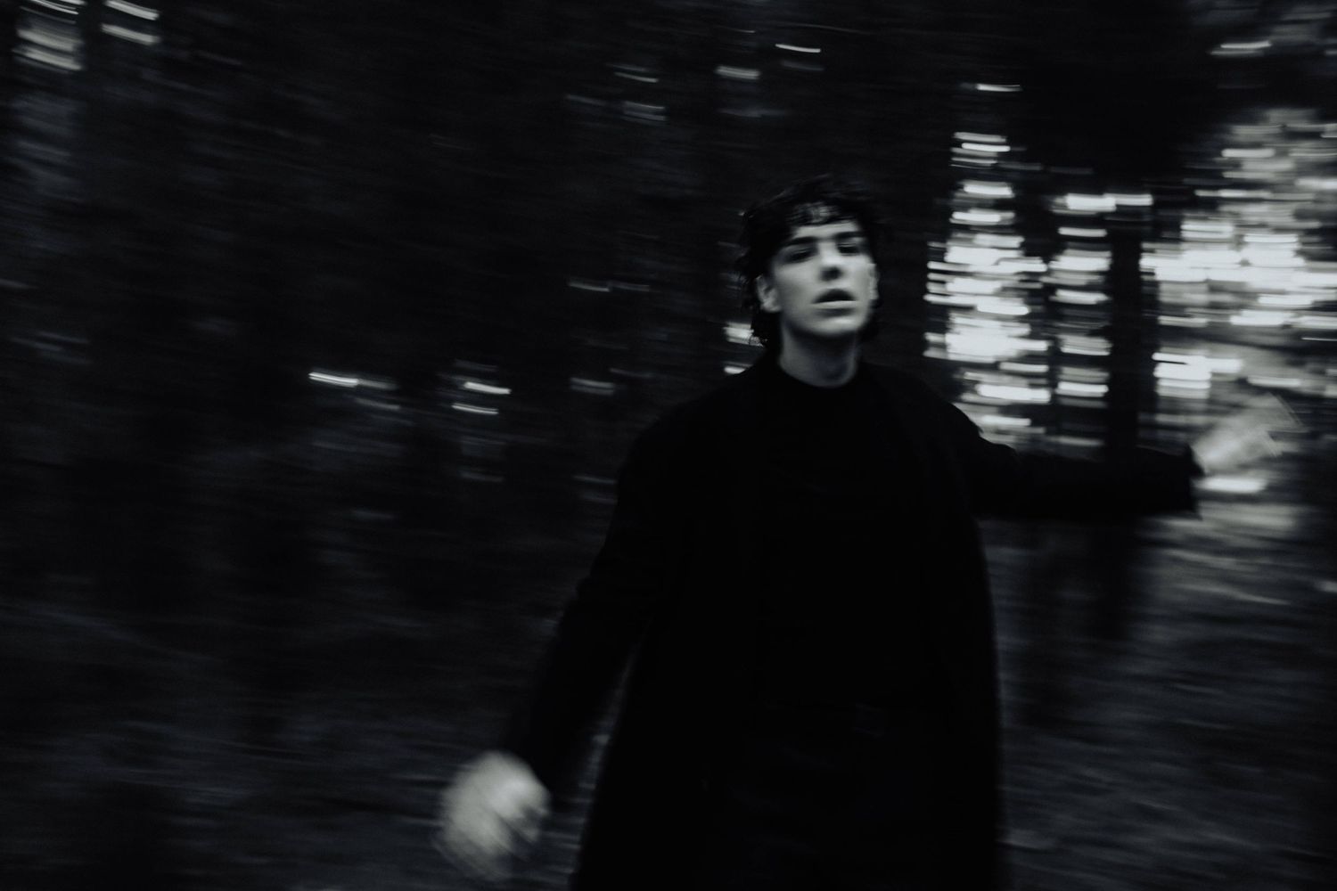 Artystyczny portret w ruchu, rozmycie, czarno-biała fotografia.