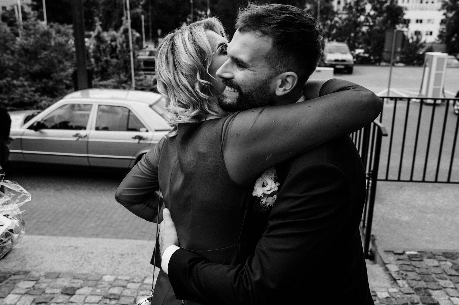 Zdjęcia z życzeń – wzruszenia i uściski po ceremonii ślubnej