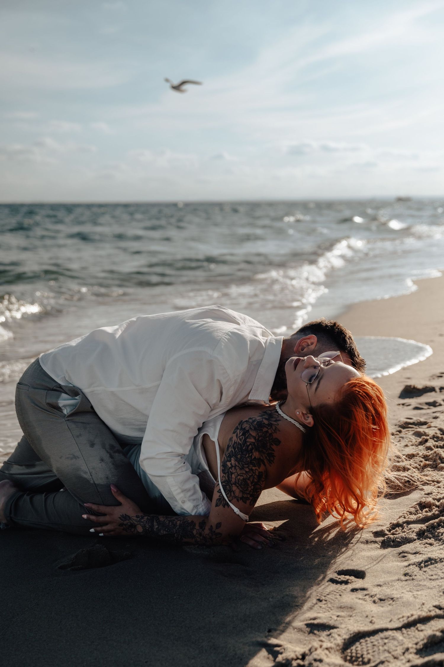 Ujęcie z falami – sensualna fotografia poślubna w wodzie