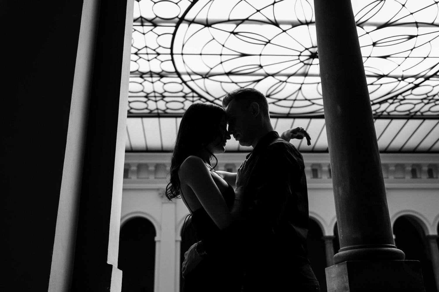 Wyjątkowa sesja w muzeum – Wrocław jako romantyczne tło dla zakochanych