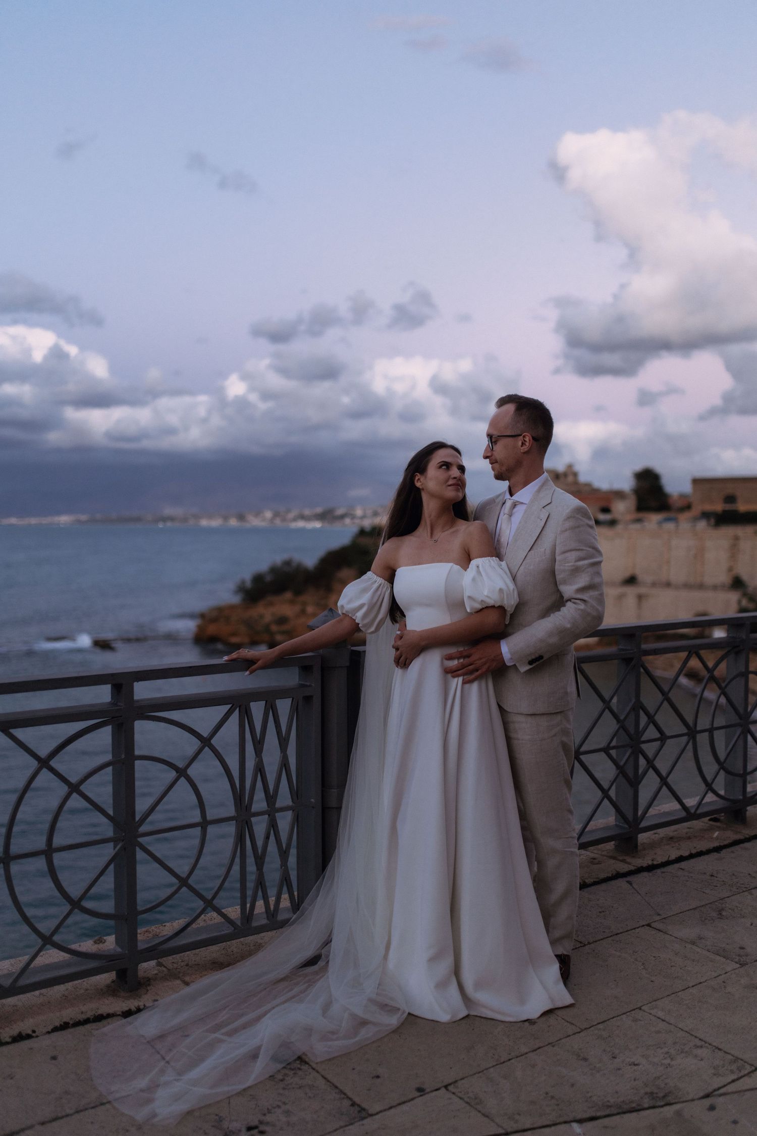 Para młoda na tle morza w Castellammare del Golfo, fotograf ślubny Sycylia. Sesja ślubna o zachodzie słońca.
