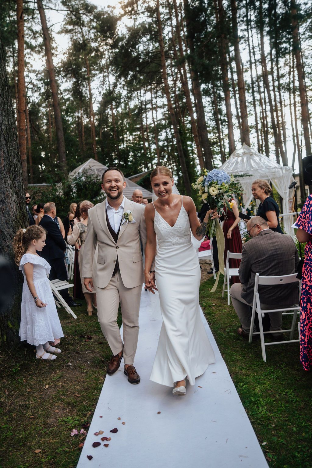 Wejście pary młodej z ceremonii cywilnej w Przystanek Zofiówka