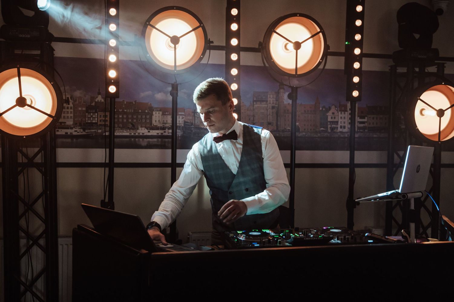 DJ prowadzący zabawę weselną – światła, muzyka i atmosfera podczas ślubu w Gdańsku