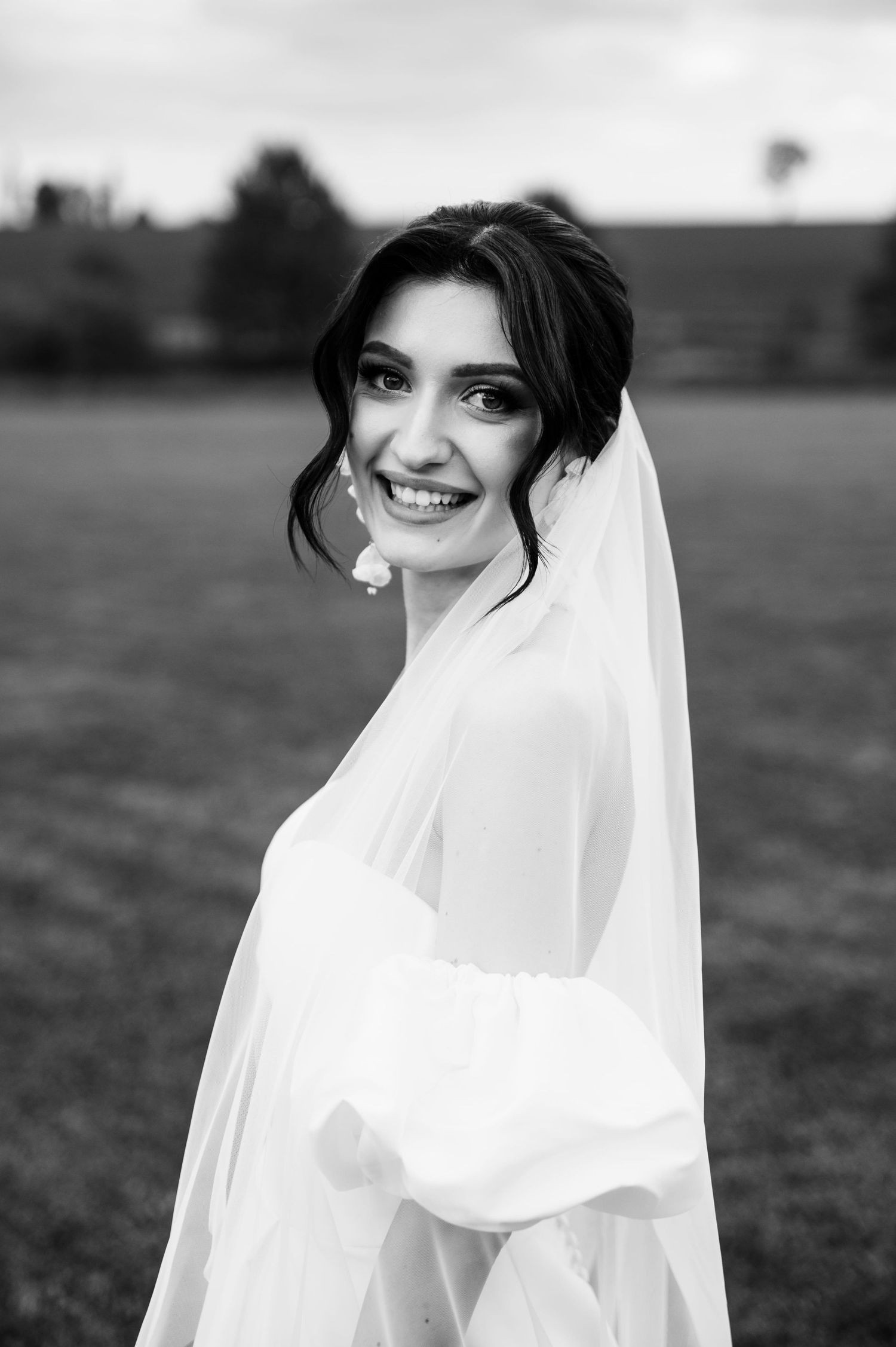 Panna Młoda w delikatnym ujęciu z boku, z welonem i elegancką fryzurą