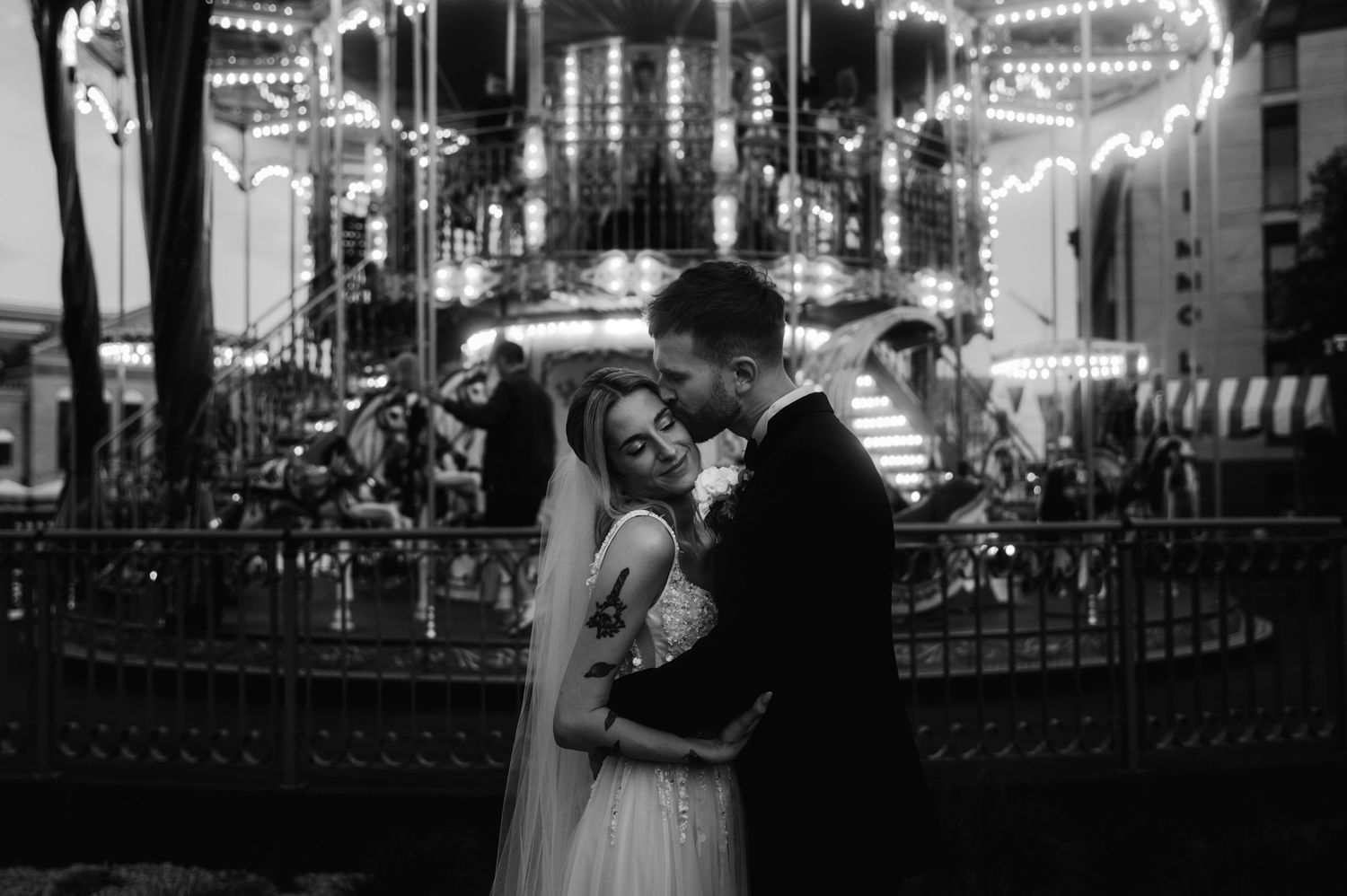Sesja ślubna karuzela gdańska na starym mieście w Gdańsku, czarno biała fotografia ze ślubu.