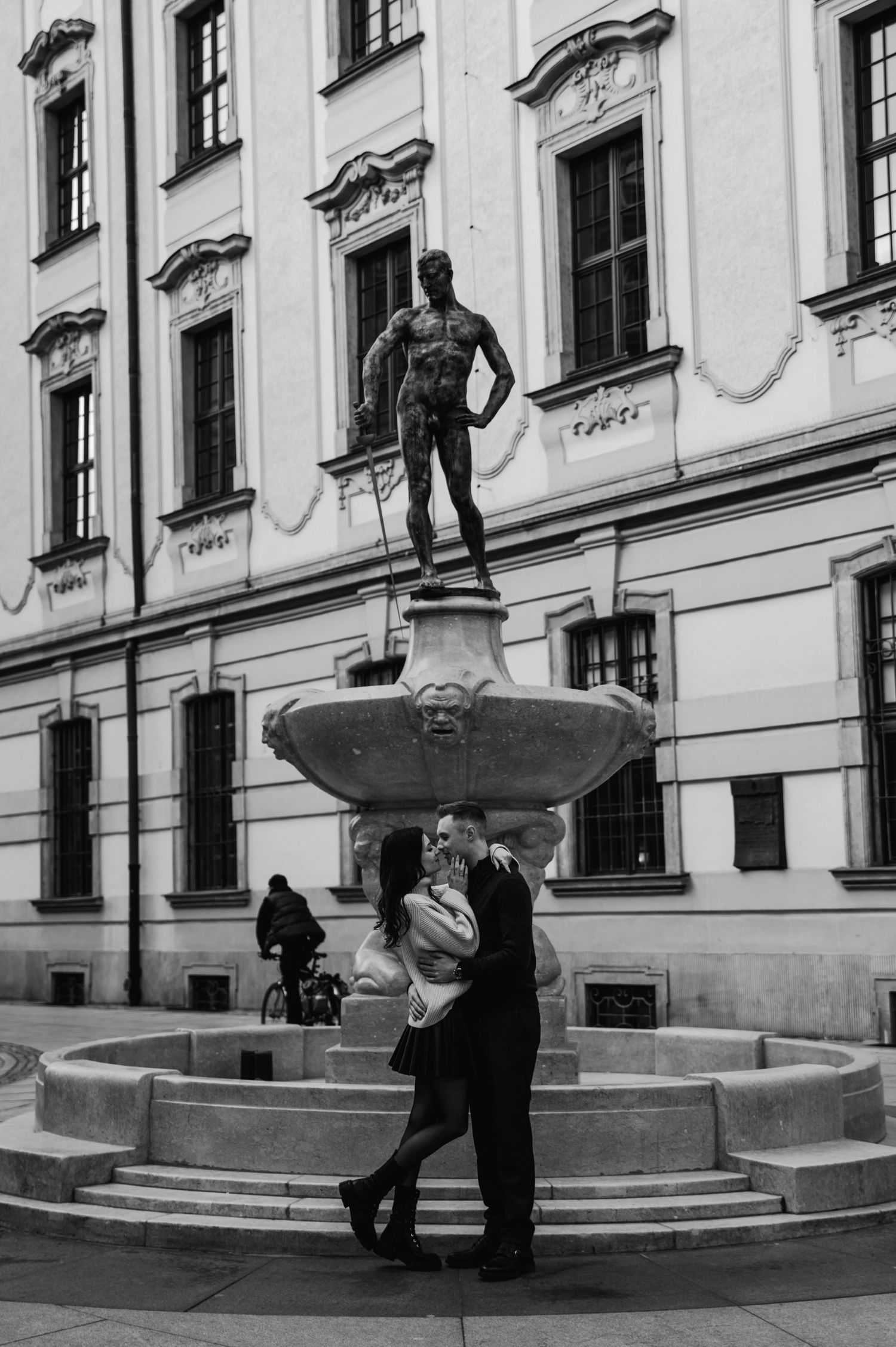Zakochani przy miejskiej fontannie – klimatyczna sesja narzeczeńska we Wrocławiu