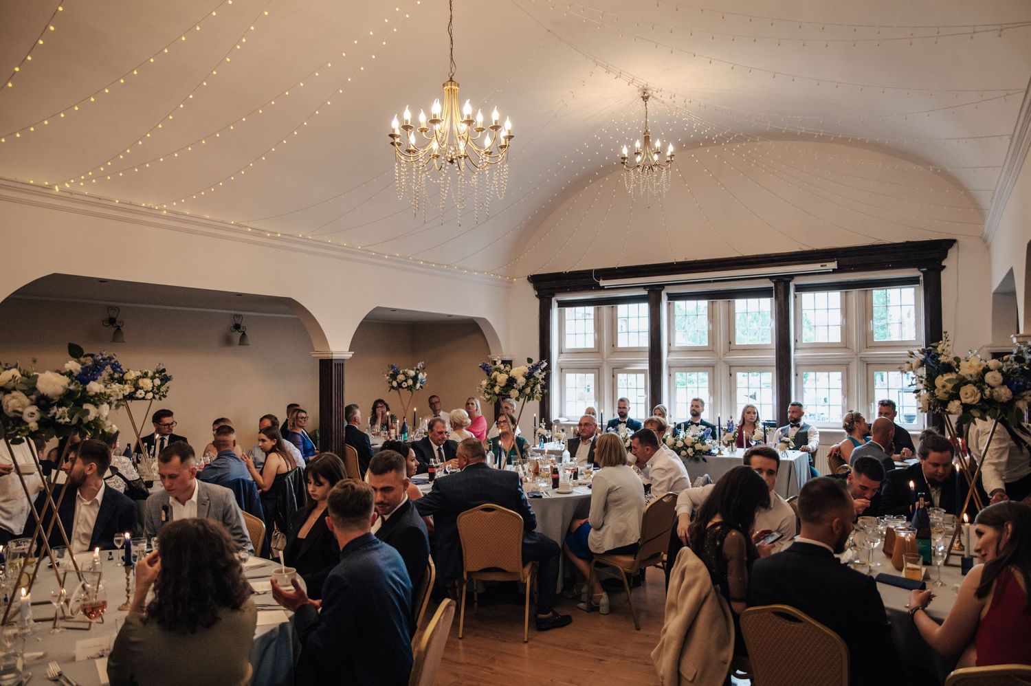 Sala weselna pełna gości podczas przyjęcia w Restauracji Ołowianka w Gdańsku — dekoracje, rozmowy i naturalna atmosfera