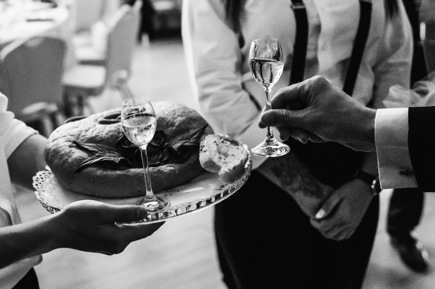 Tradycyjne powitanie Pary Młodej – kieliszki i chleb podczas wejścia na wesele w Restauracji Ołowianka