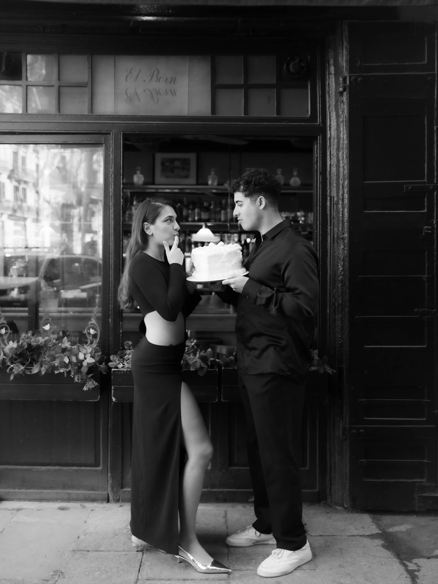 engagement photos Barcelona, city engagement shoot, Barcelona engagement photography, romantic engagement Barcelona.
