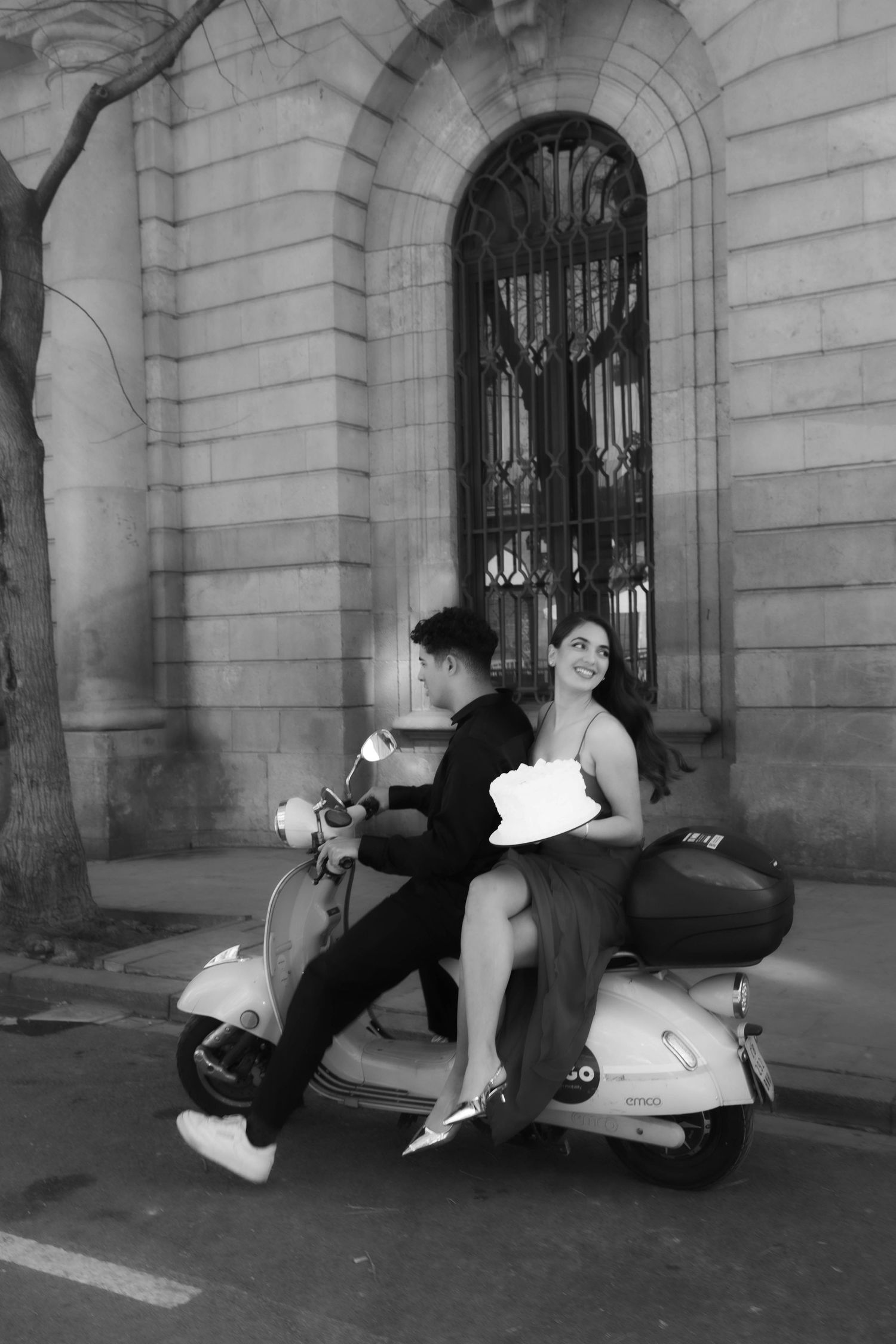 engagement photos Barcelona, city engagement shoot, Barcelona engagement photography, romantic engagement Barcelona.