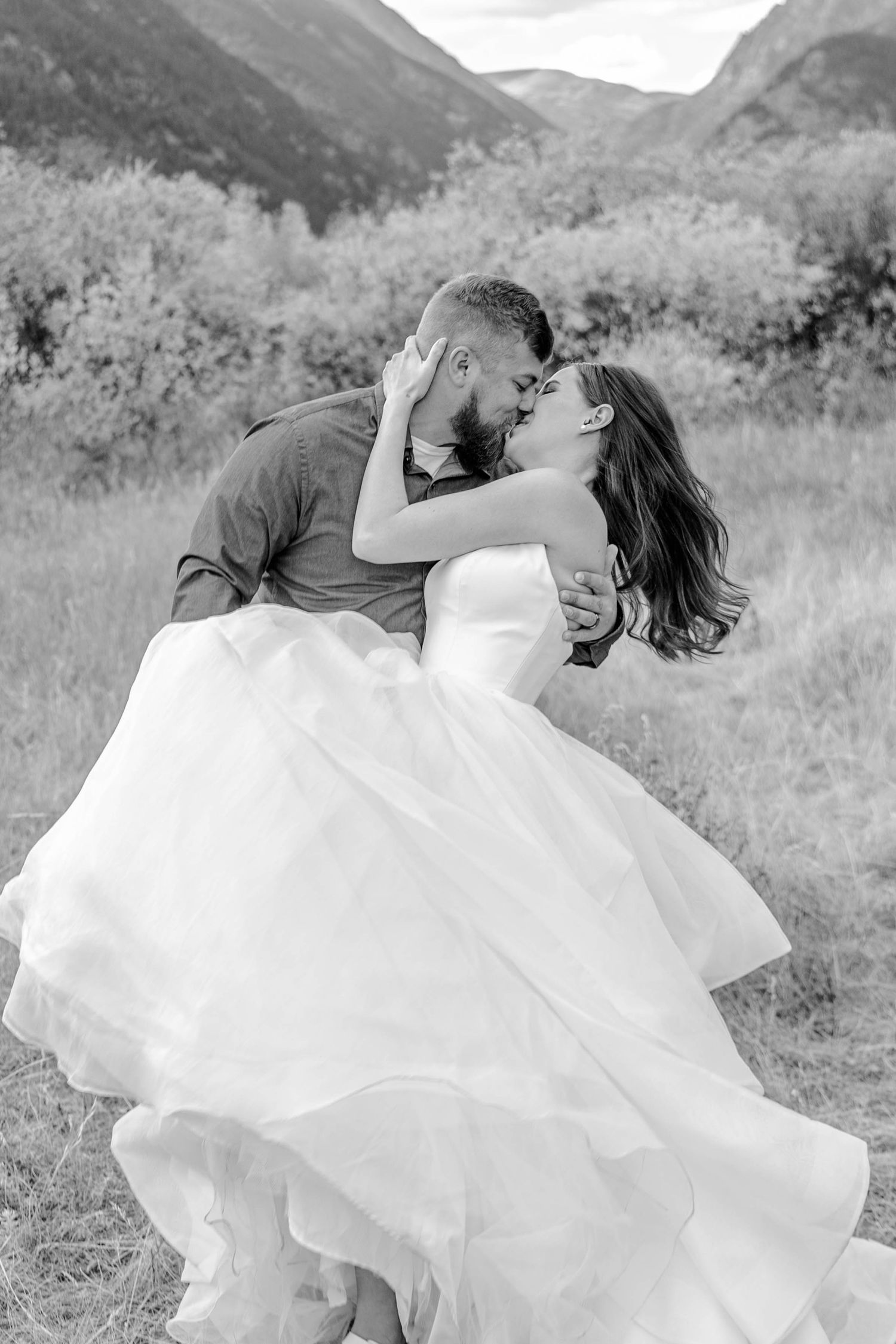 Capturing authentic, heartfelt moments in Colorado’s stunning landscapes. Serving Denver, Boulder, Estes Park, and beyond. Let's tell your