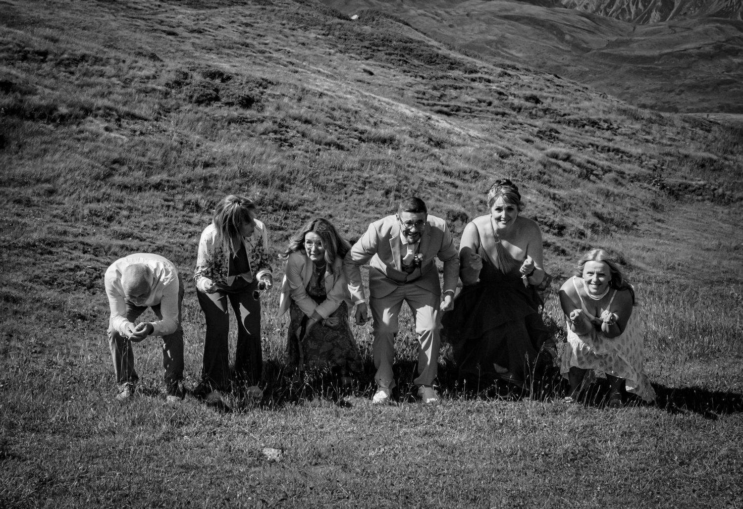 photo de groupe to shuss en montagne-photo de mariage en noir et blanc par Alicia Casanova - souvenirs authentiques