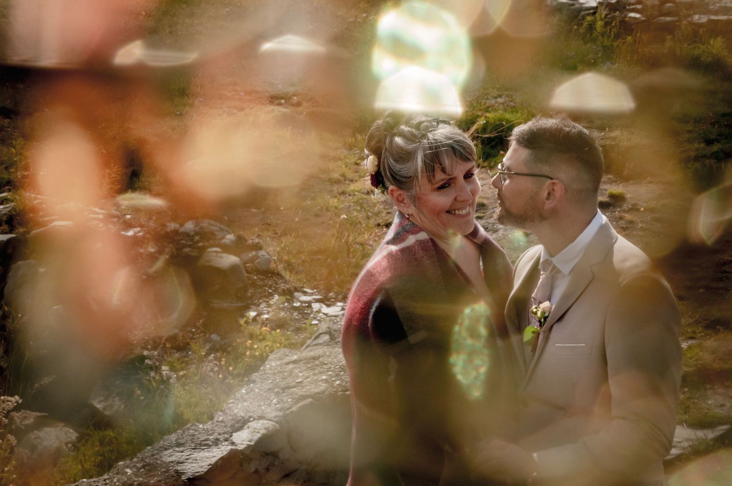 Connexion  et grand amour– Alicia Casanova immortalise la complicité de votre mariage en Savoie. Instants authentiques  en montagne.