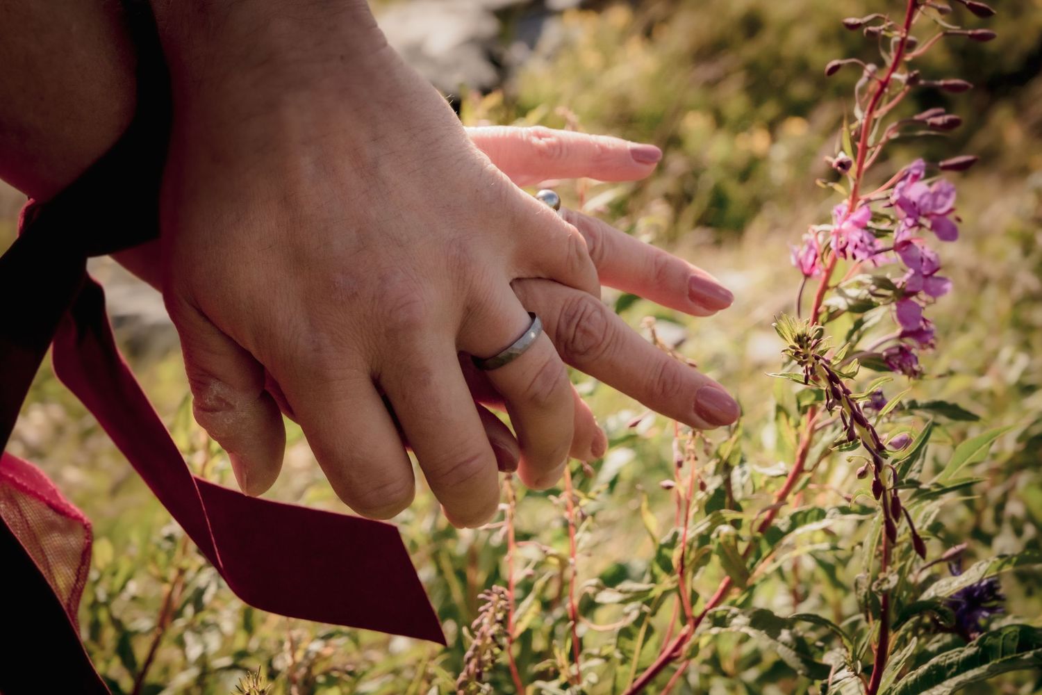 Mains unies, alliances – Alicia Casanova capture l'intimité et la tendresse de votre mariage en Savoie. Détails qui racontent votre histoire