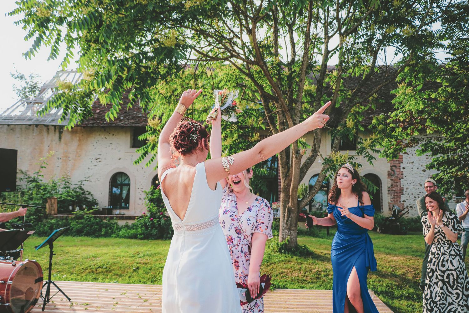 La mariée danse avec sa soeur qui a attrappé le bouquet, célébration familiale, dans un domaine arboré Alicia Casanova photographe en Savoie