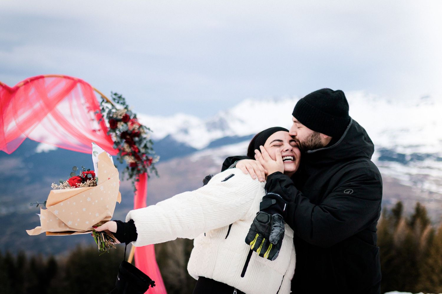 Yankel et Liora couple Montagne, Paysages magnifique d'hiver, demande en mariage Arc 1800, neige, complicité, Alicia Casanova photographe