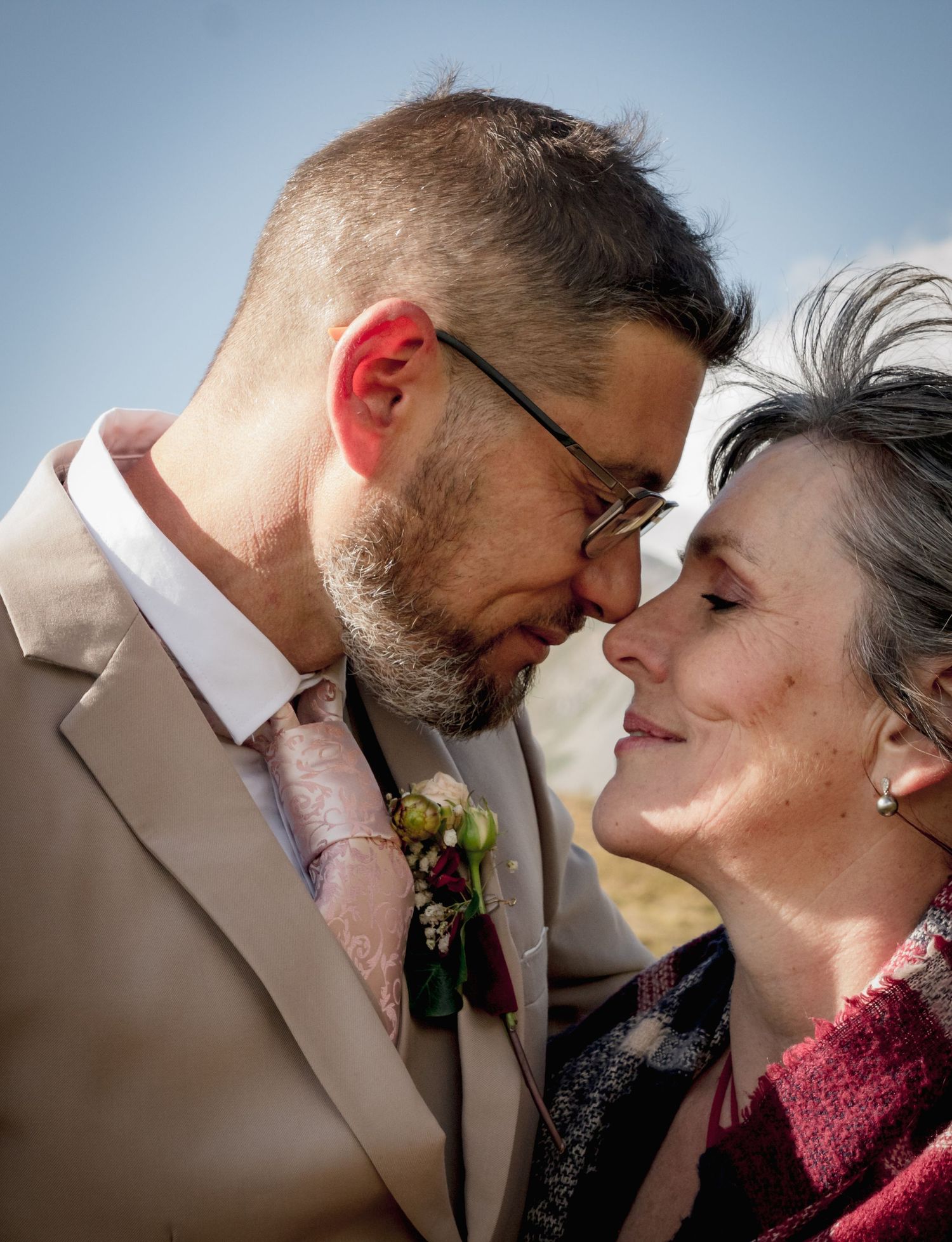 Couple amoureux en gros plan, moment tendre en extérieur - Photographe mariage Alicia Casanova Savoie, émotion, intimité lumière naturelle