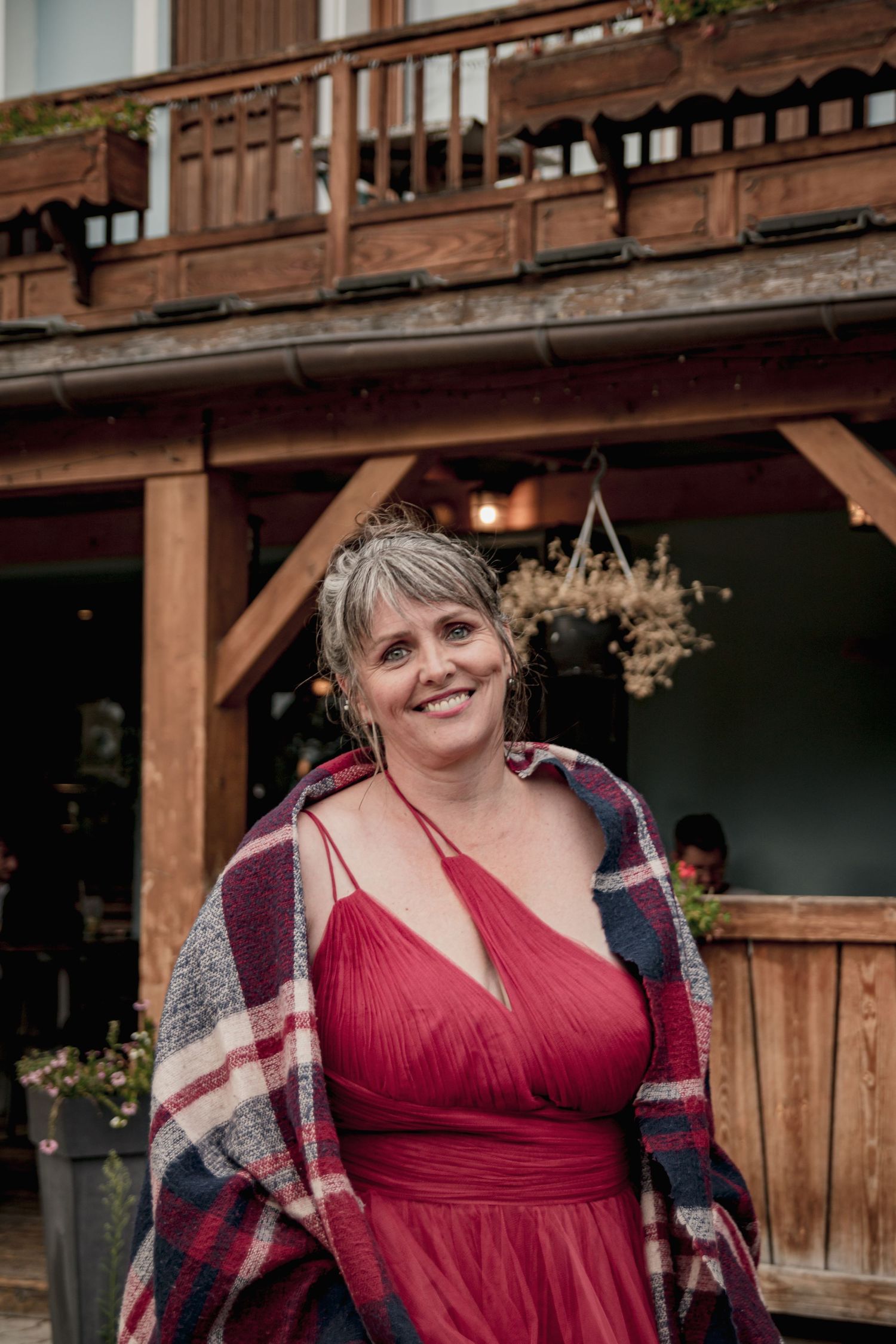 Photo de la mariée, Aurélie devant l'hôtel restaurant Le Relais du Villard en Savoie.