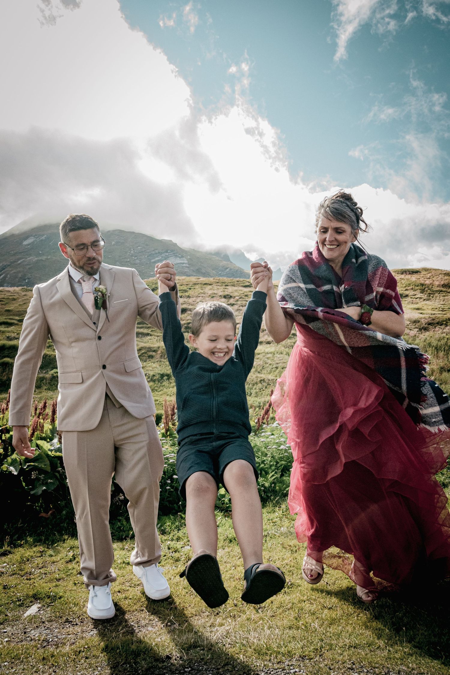 Famille épanouie en montagne – Séance joyeuse et naturelle par Alicia Casanova en Savoie. Rires, complicité, paysages à couper le souffle.