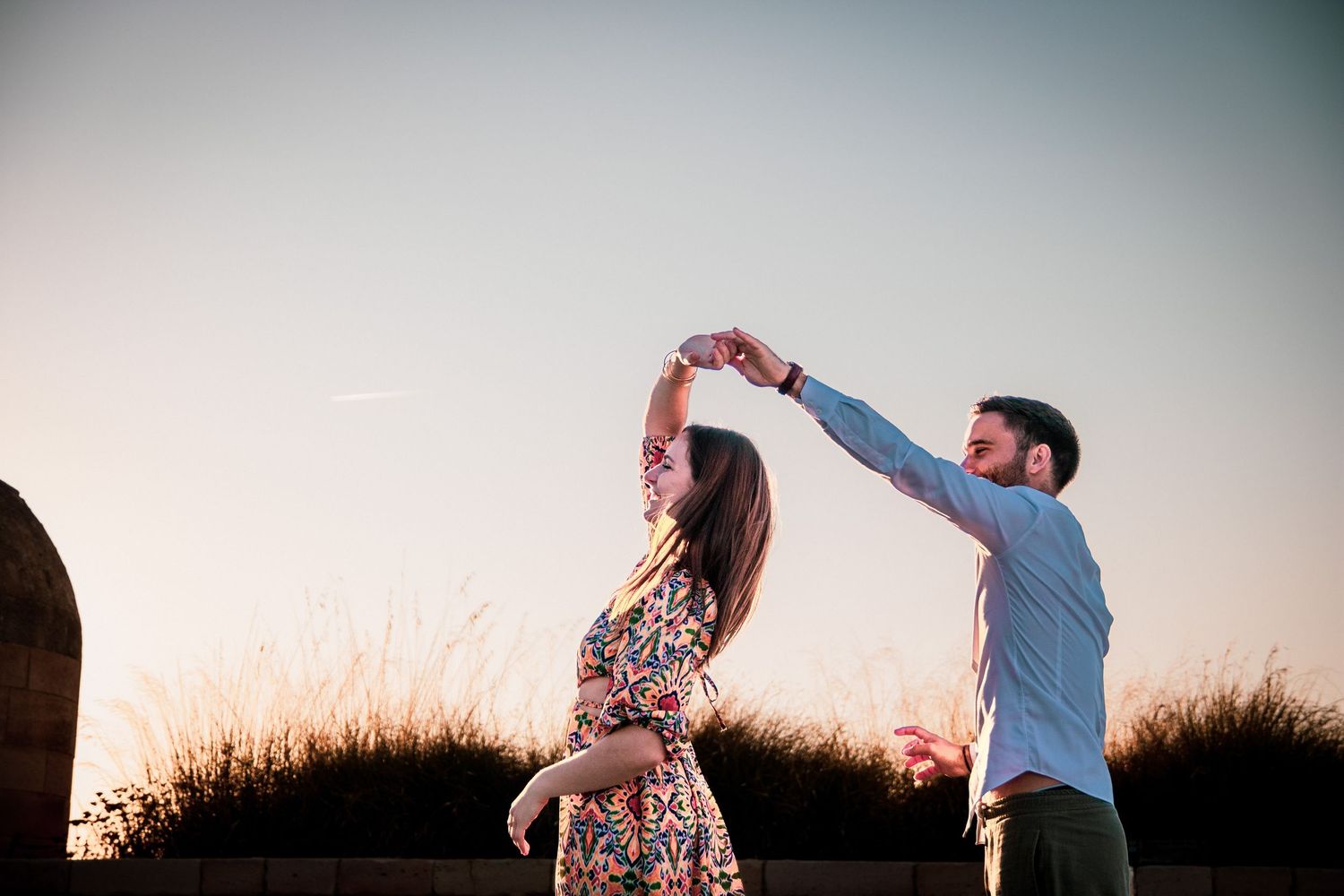 Photo couple, Amélie et Joachim dansent devant un magnifique coucher de soleil a Marseille, photographe d'émotions authentiques et lifestyle
