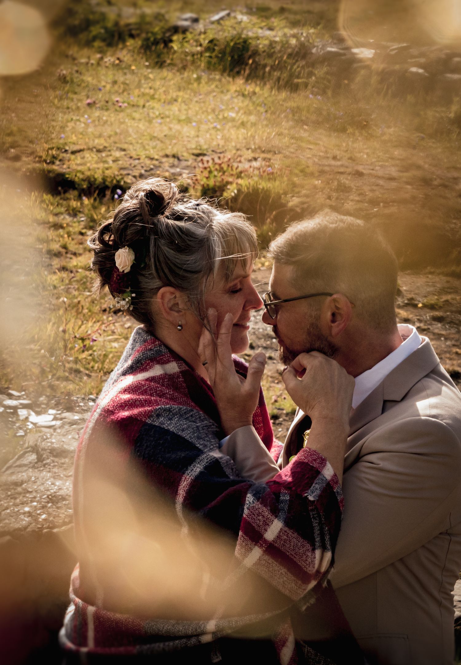 Tendresse en pleine nature – Alicia Casanova immortalise l'amour et la complicité de votre mariage en Savoie. Des instants authentiques