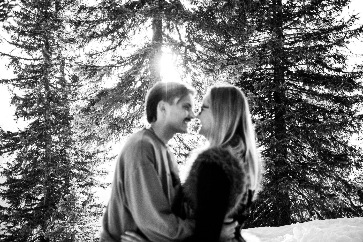 Comment se déroule une séance couple en nature par Alicia Casanova : des instants authentiques & romantiques en Savoie. #émotions vraies.