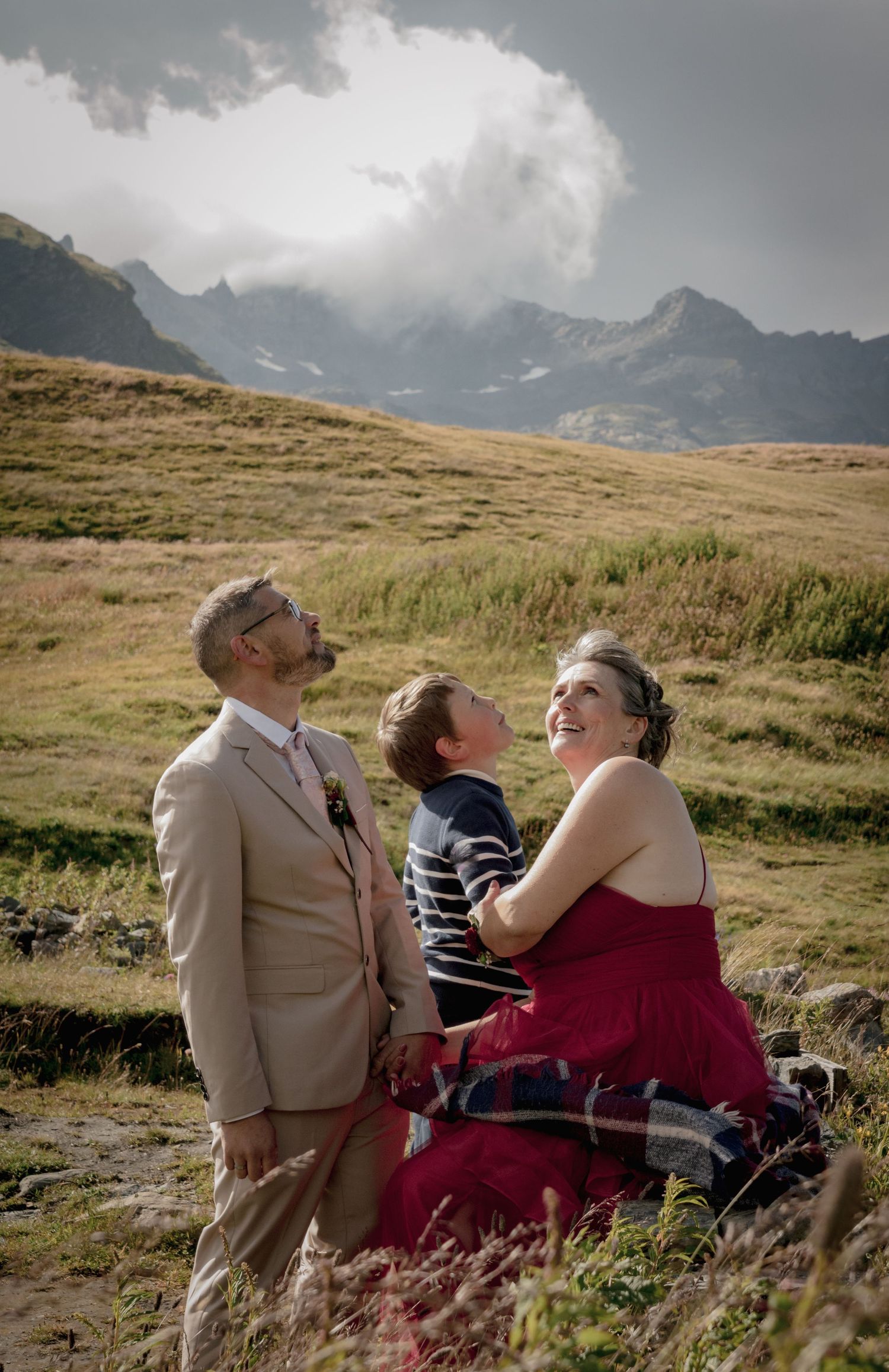 Photo de famille lors d'un reportage mariage nature, au col du petit st Bernard en Savoie par Alicia Casanova. complicité et authenticité.